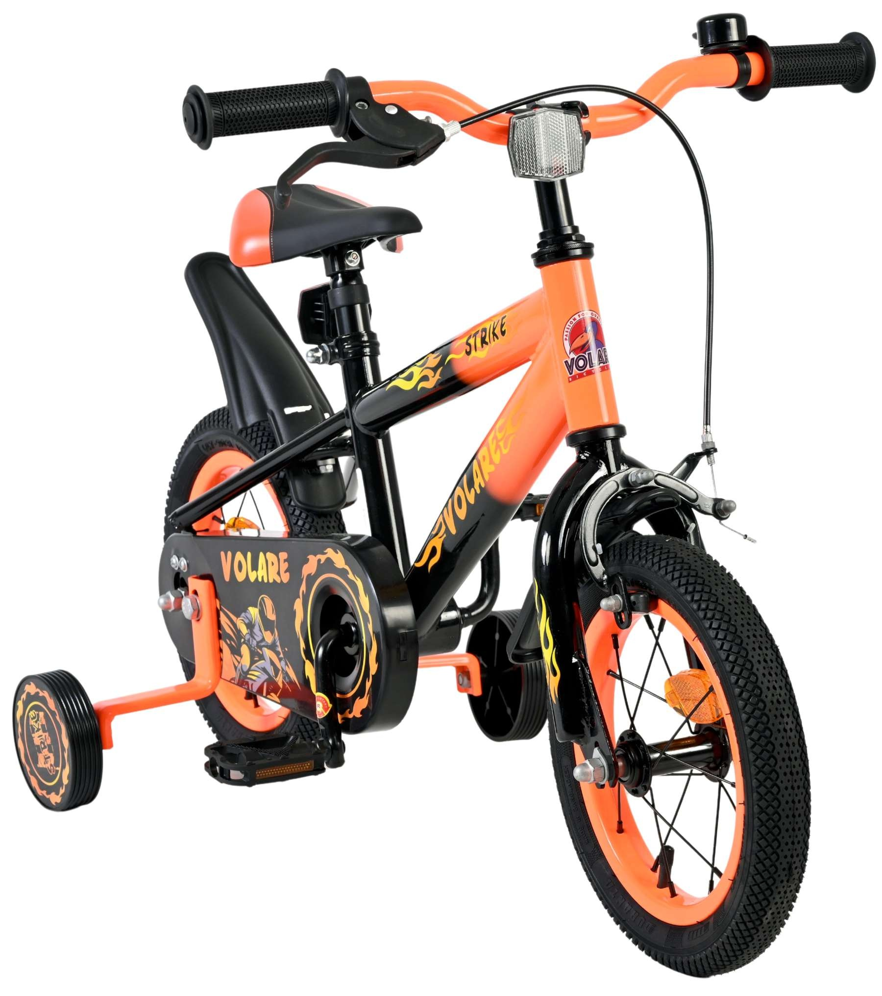 Ein orange-schwarzes Fahrrad mit Stützrädern und Flammen-Grafiken.