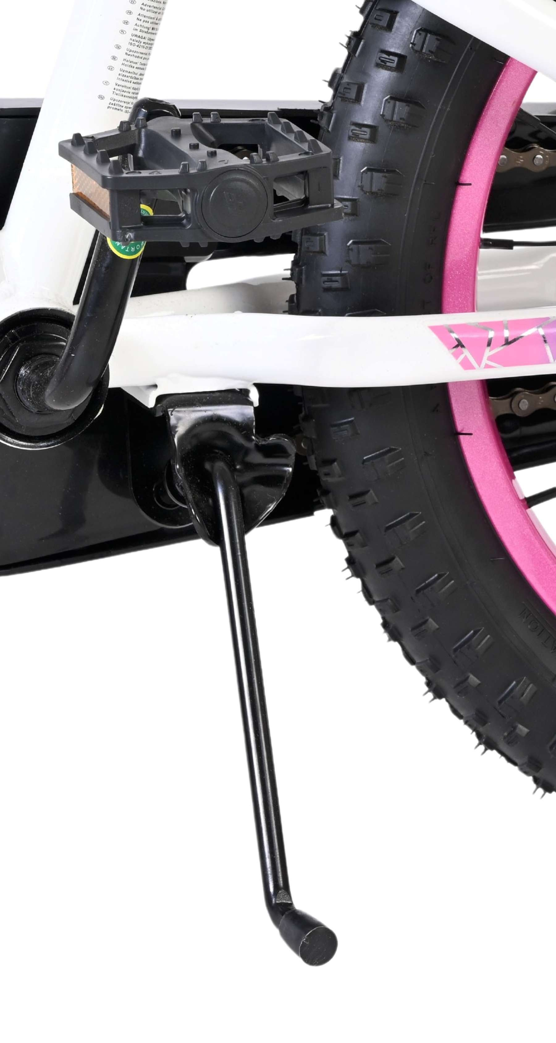 Nahaufnahme eines Fahrradpedals, Ständers und Rads mit pinkem Rand.