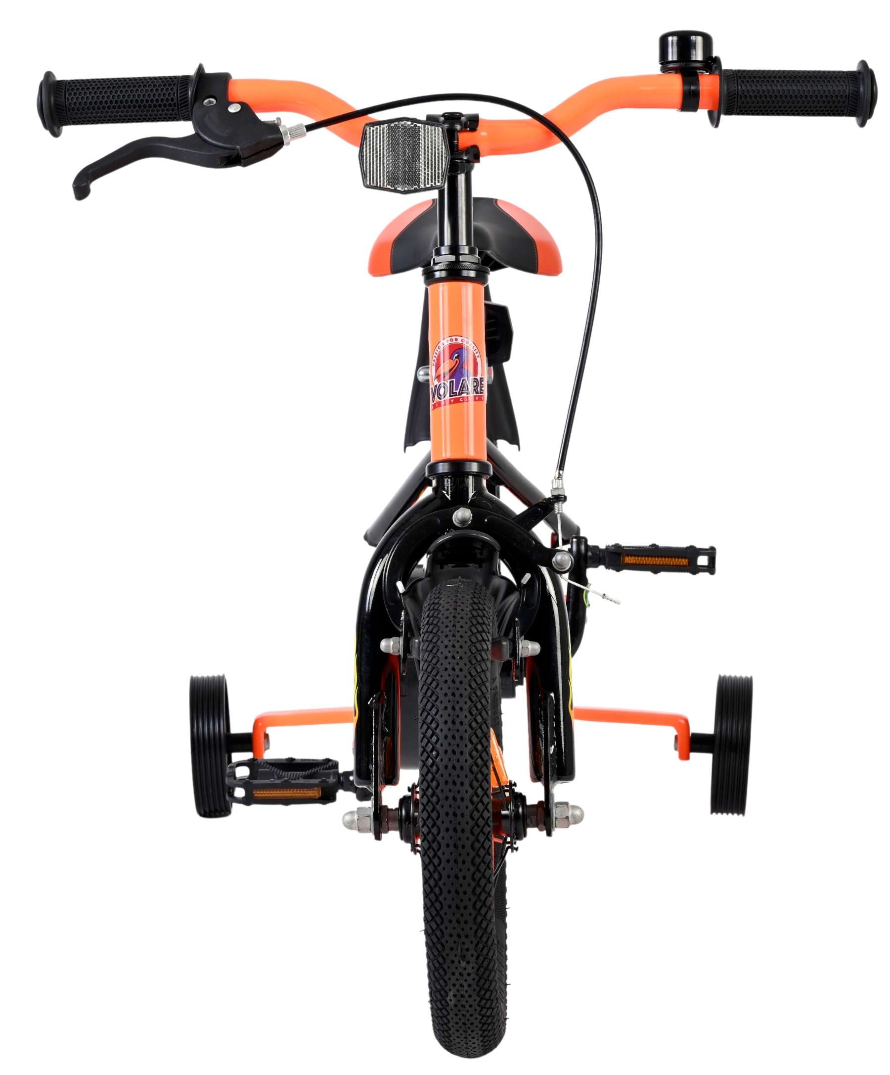 Ein orangefarbenes Kinderfahrrad mit Stützrädern und schwarzem Lenker.
