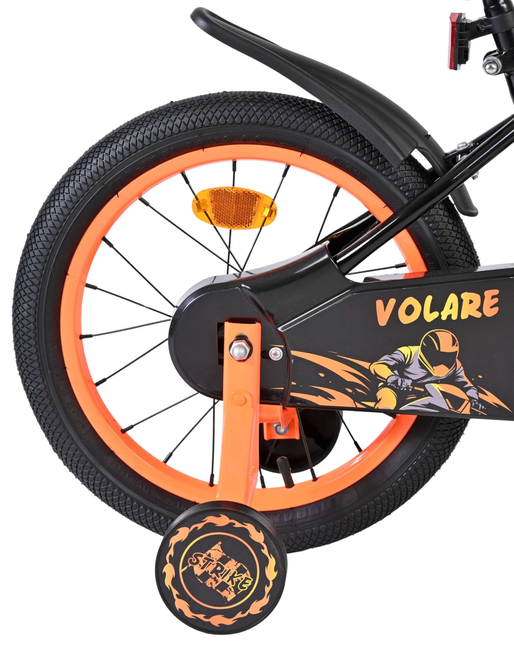 Hinterrad eines Kinderfahrrads mit orangefarbener Felge, Stützrädern und "Volare"-Aufdruck.