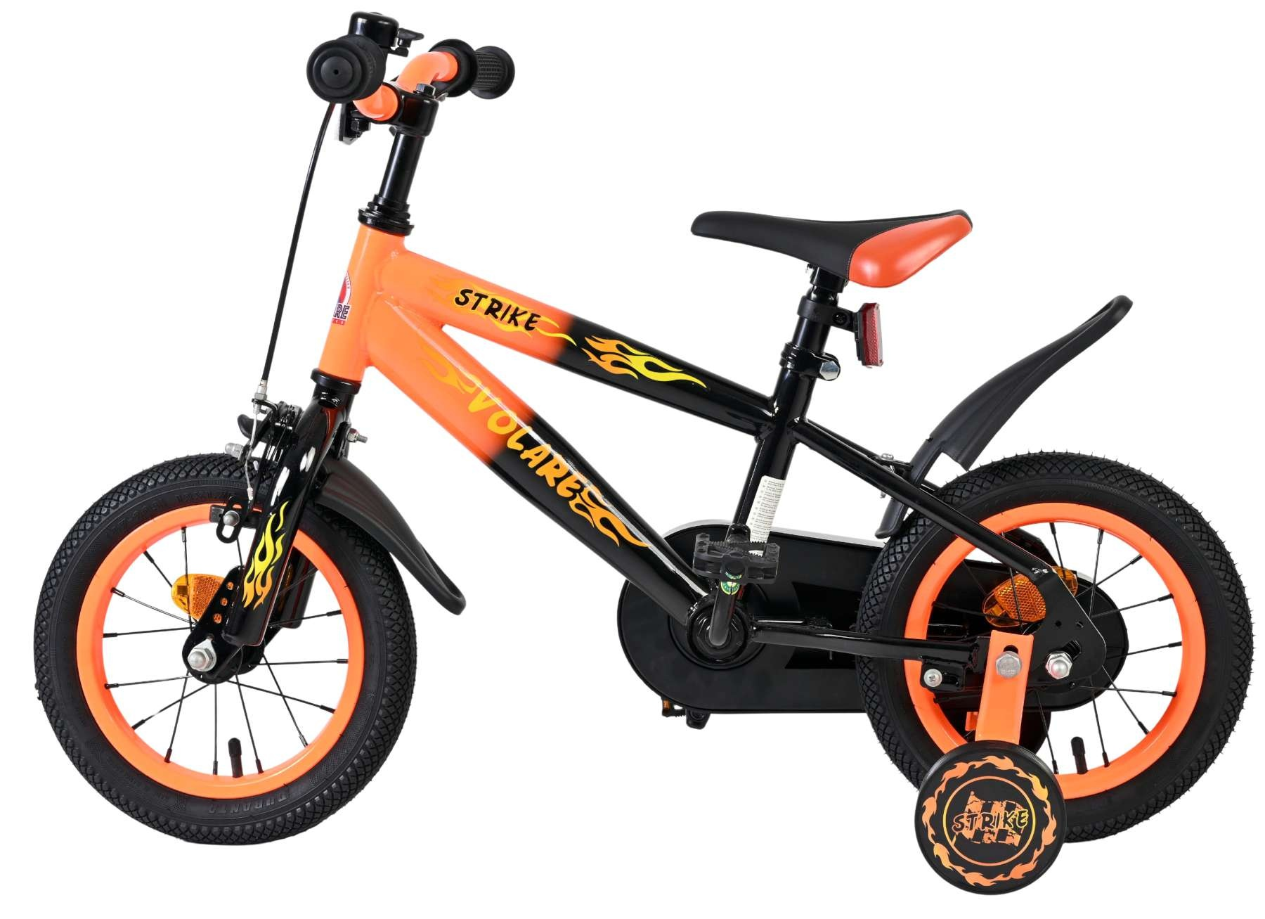 Ein orange-schwarzes Kinderfahrrad mit Flammenaufklebern und Stützrädern.