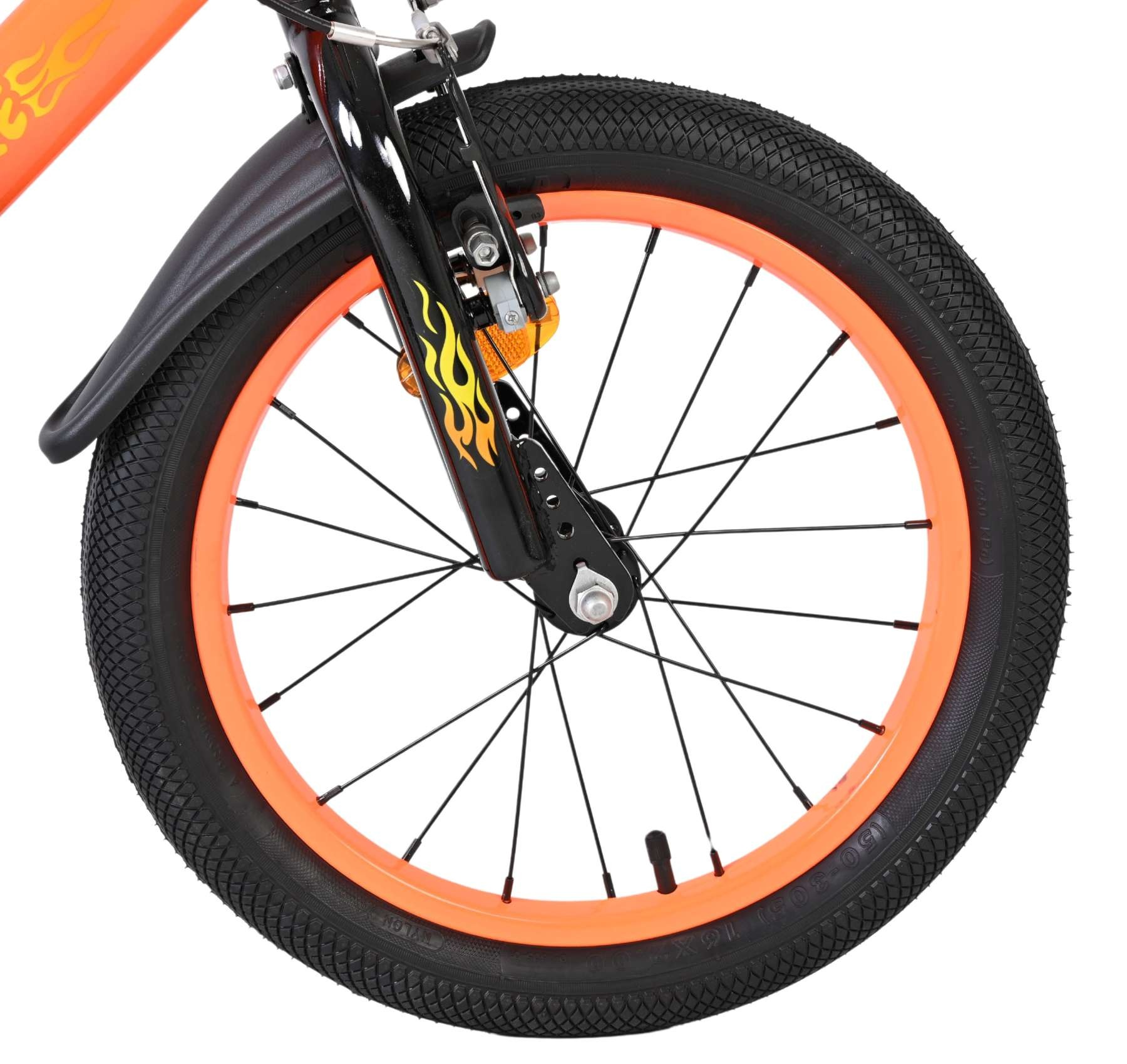 Nahaufnahme eines Fahrradrads mit orangefarbenem Felgenband, schwarzem Reifen und Flammen-Aufklebern.