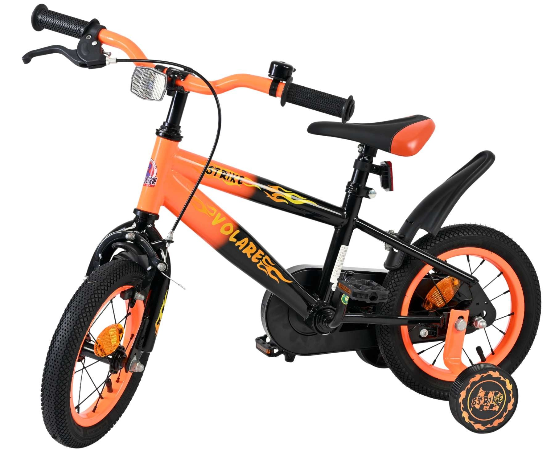 Ein orange-schwarzes Kinderfahrrad mit Flammen-Aufklebern und Stützrädern.
