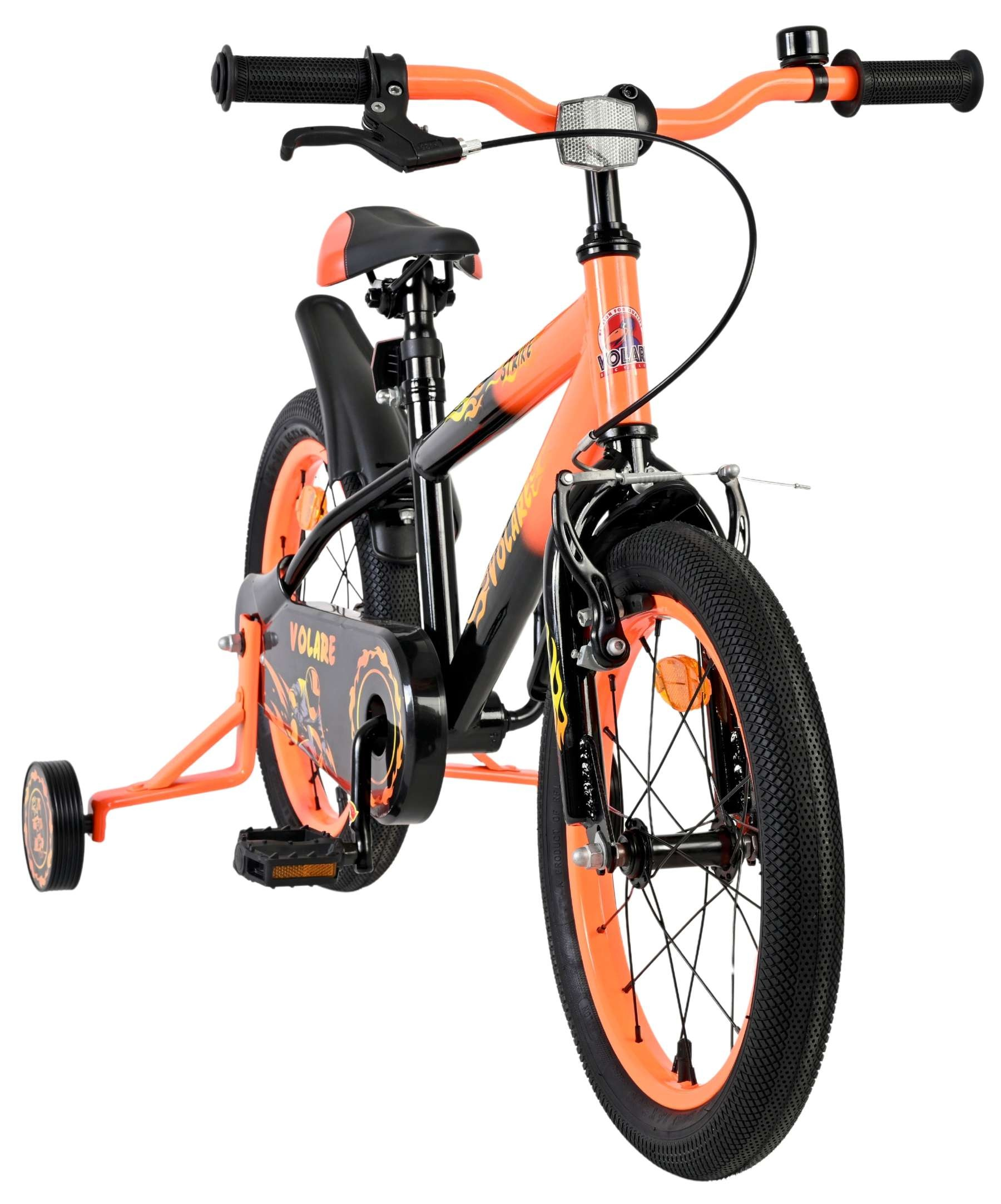 Ein orange-schwarzes Kinderfahrrad mit Stützrädern und Flammen-Design.