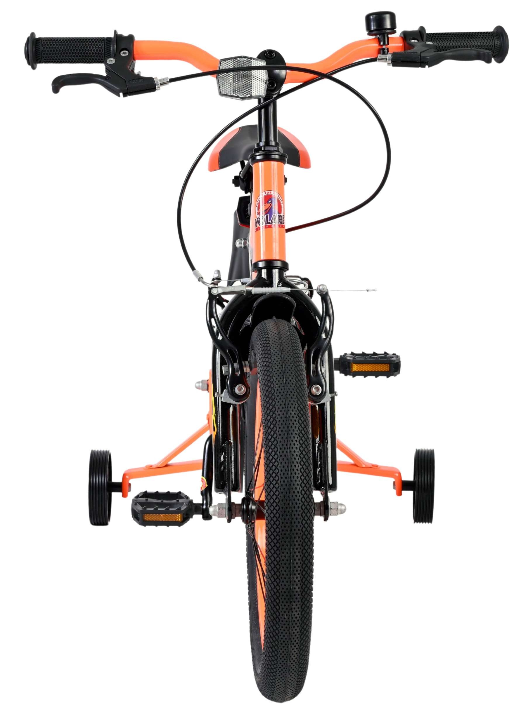 Ein orangefarbenes Fahrrad mit Stützrädern und schwarzen Reifen.