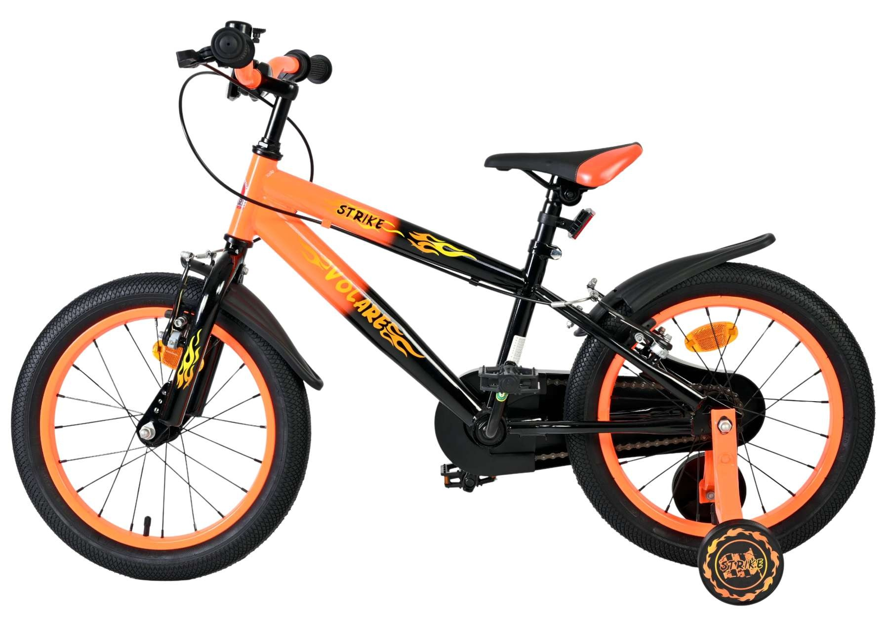 Ein orange-schwarzes Kinderfahrrad mit Flammen-Aufklebern und Stützrädern.