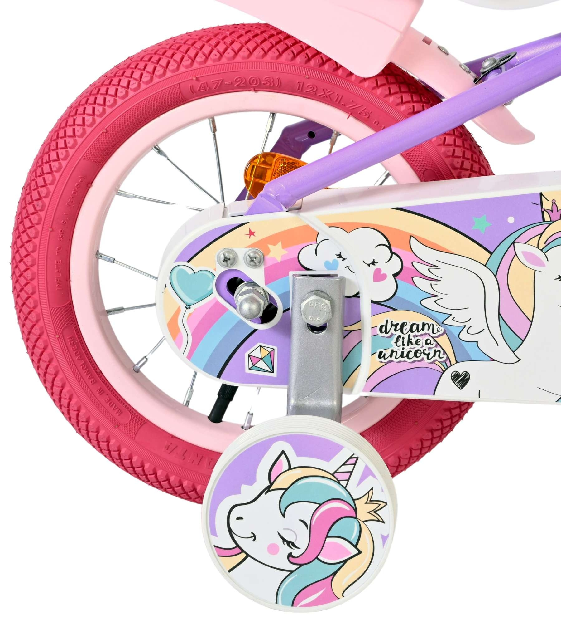 Ein pinkes Fahrrad mit Einhorn-Aufklebern, Regenbogen und Stützrädern.