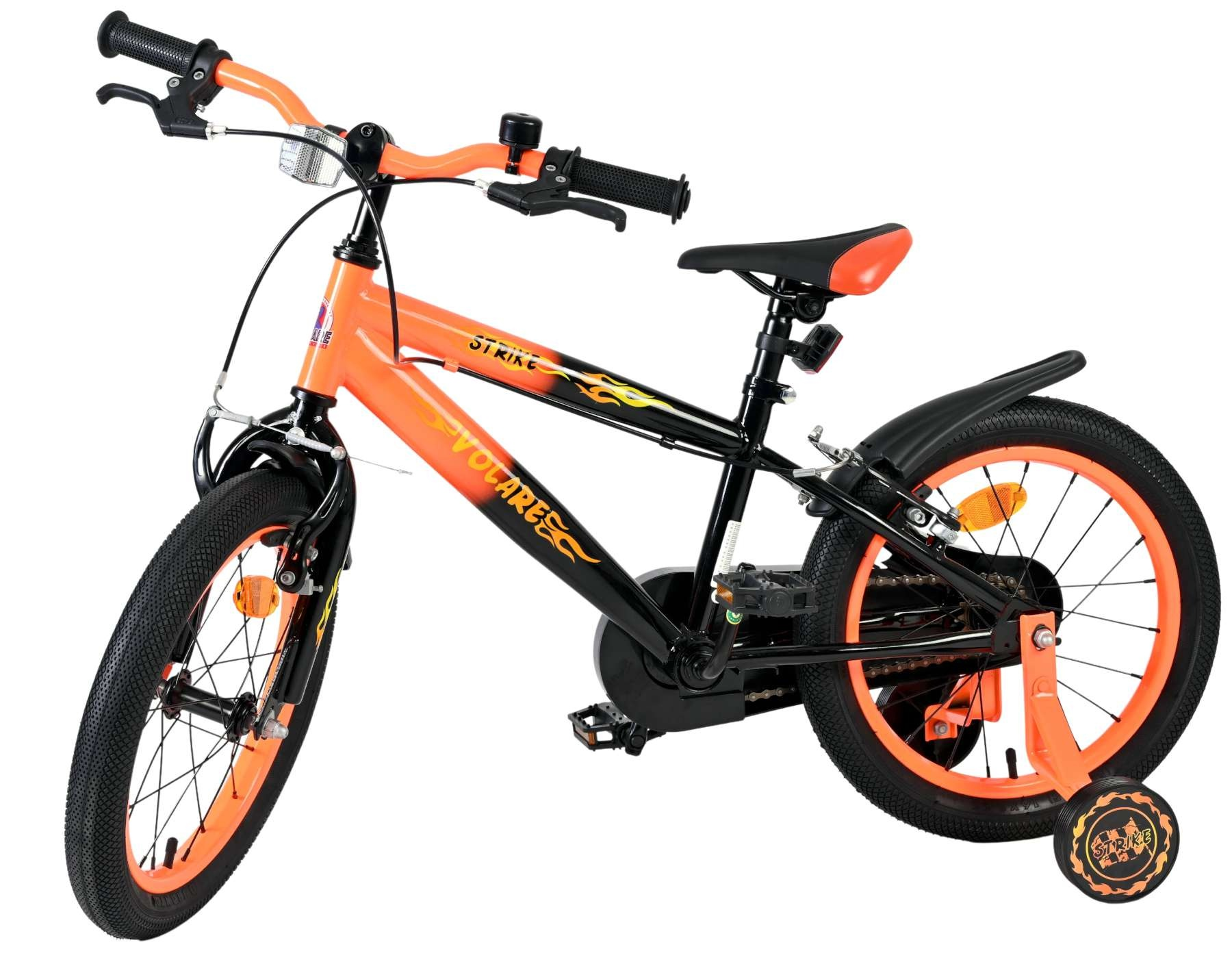 Ein orange-schwarzes Kinderfahrrad mit Stützrädern und Flammenaufklebern.