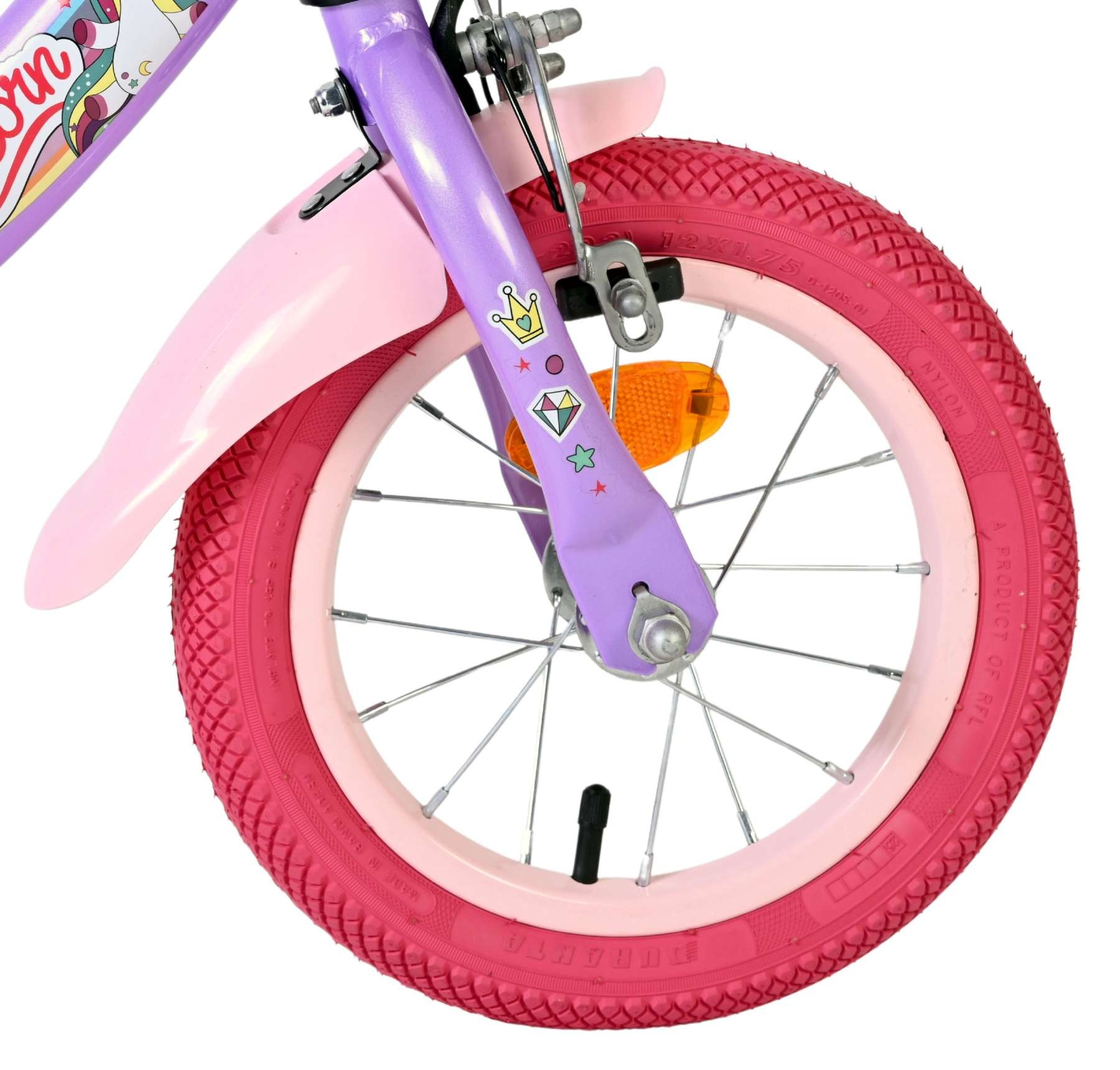 Lila Fahrradgabel mit rosa Schutzblech und pinkem Reifen. Dekoriert mit Aufklebern.