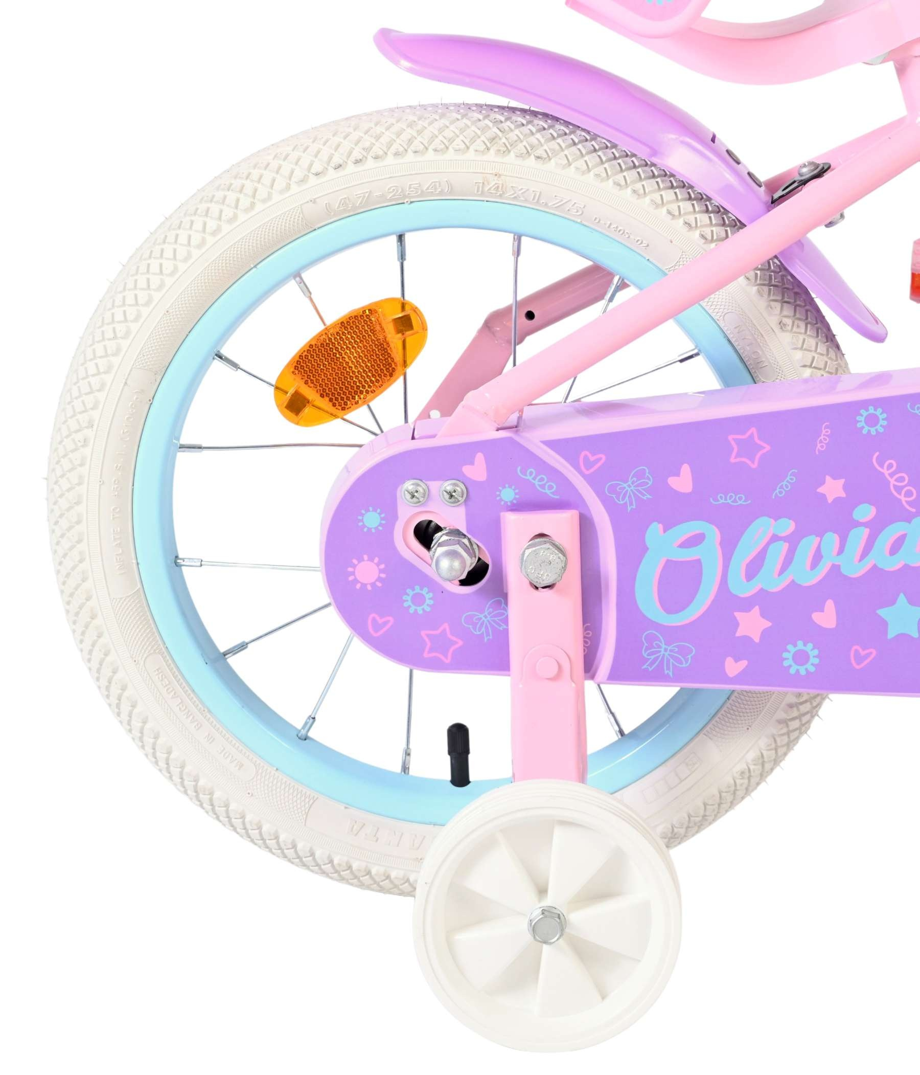 Ein rosa Mädchenfahrrad mit Stützrädern, lila Kotflügel und dem Namen Olivia.