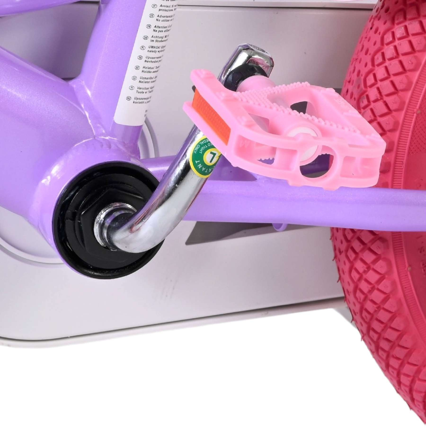 Ein lila Fahrradrahmen mit einem rosa Pedal und einem pinken Reifen.