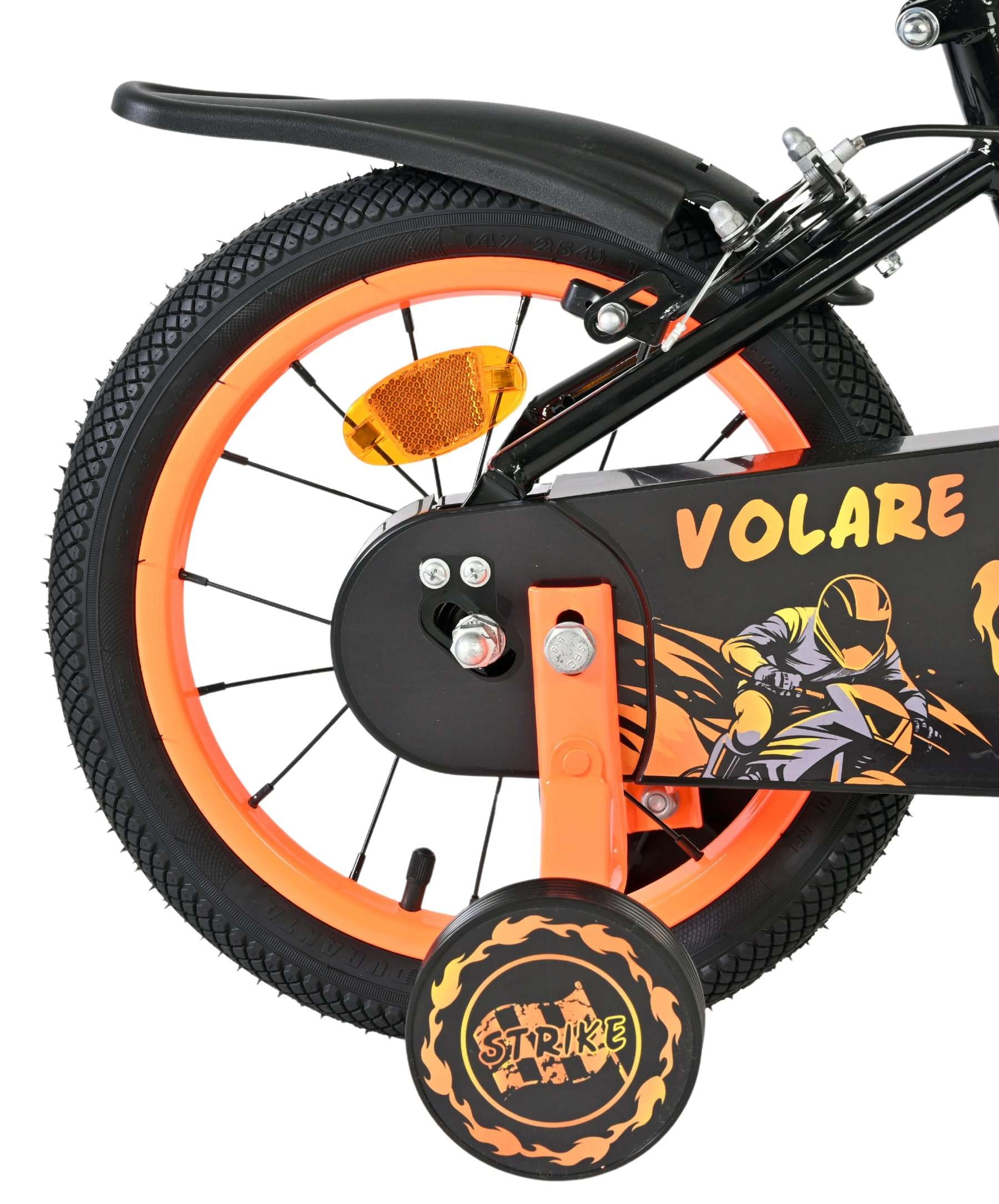 Detailaufnahme eines Kinderfahrrads mit orangefarbenem Rad, Stützrad und Aufkleber.