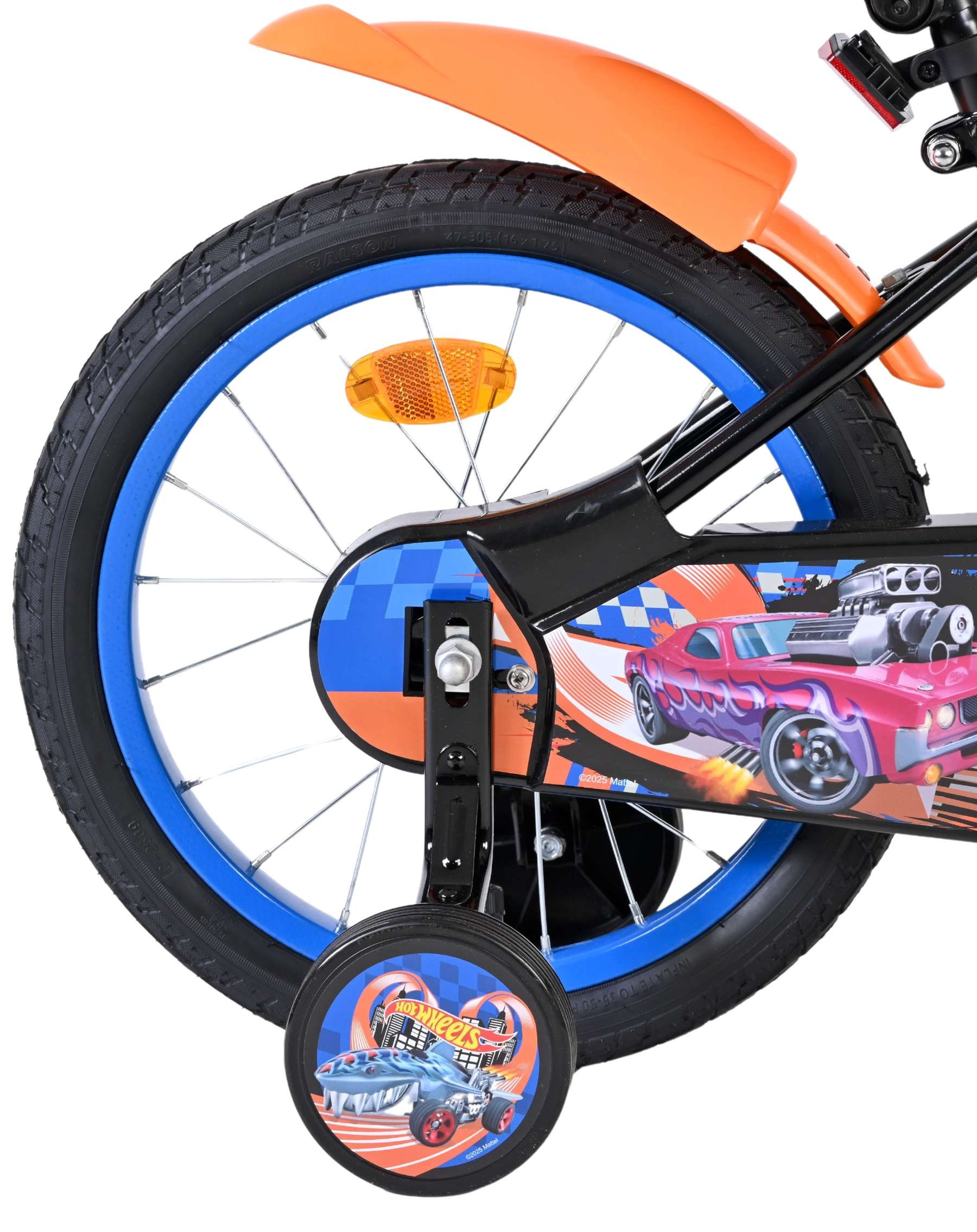 Detail eines Kinderfahrrads mit orangem Schutzblech, blauem Felgenrad und Hot Wheels-Aufdruck.
