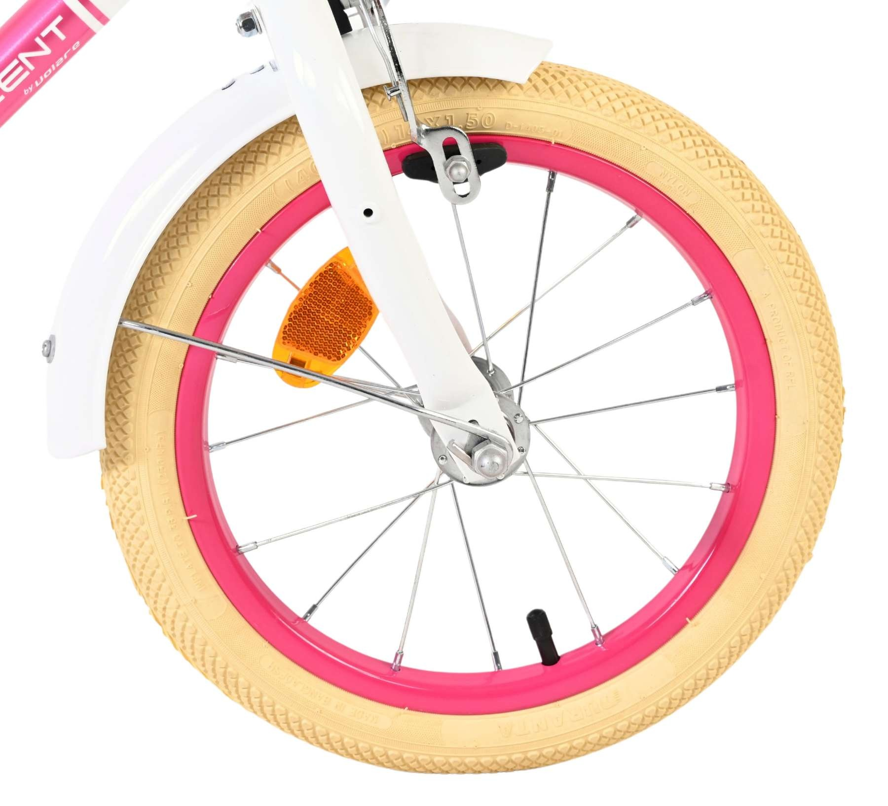 Vorderreifen eines Kinderfahrrads mit pinker Felge, weißem Schutzblech und orangem Reflektor.