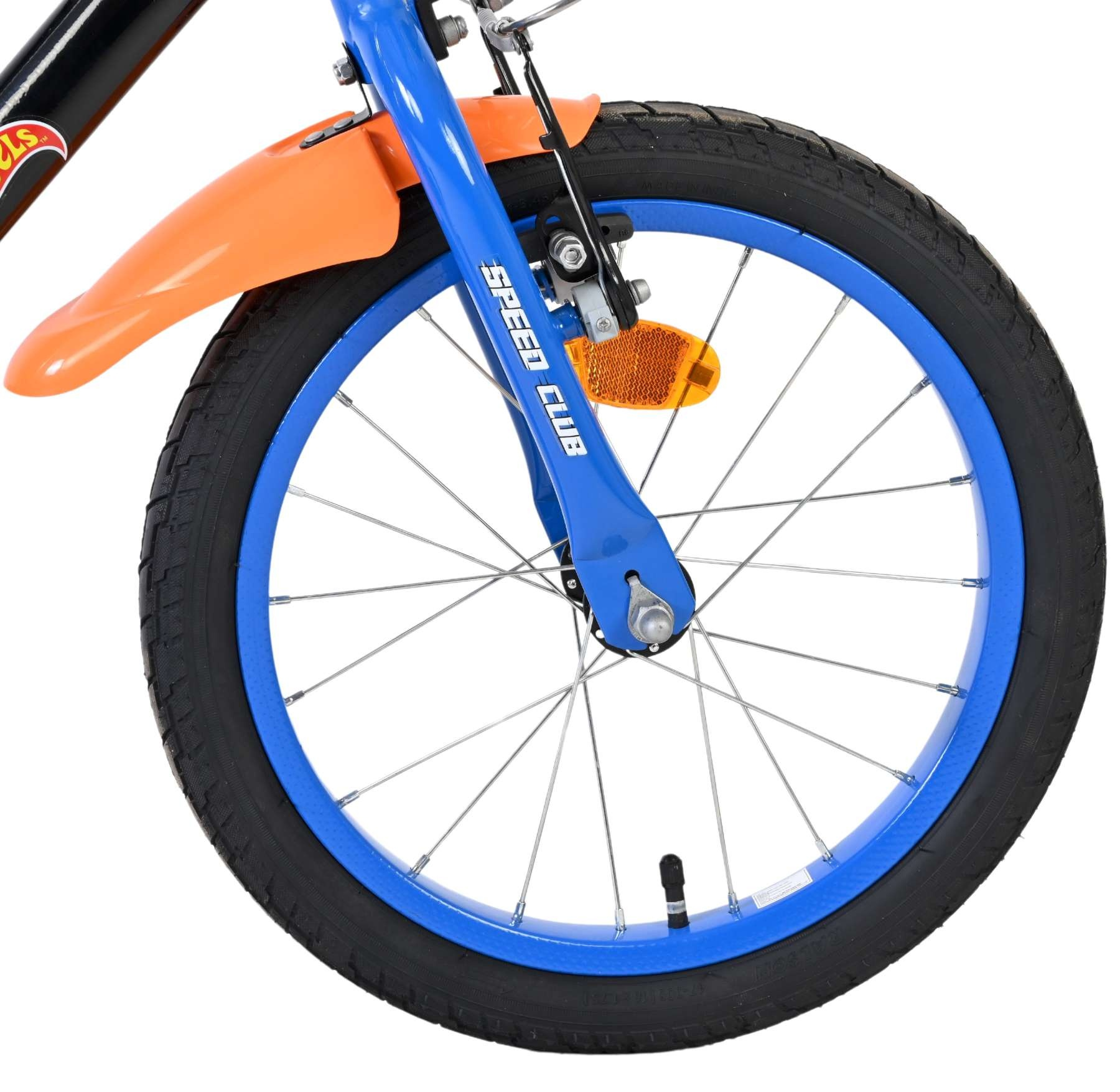 Vorderreifen eines Kinderfahrrads mit blauem Felgenrand und orangem Schutzblech.