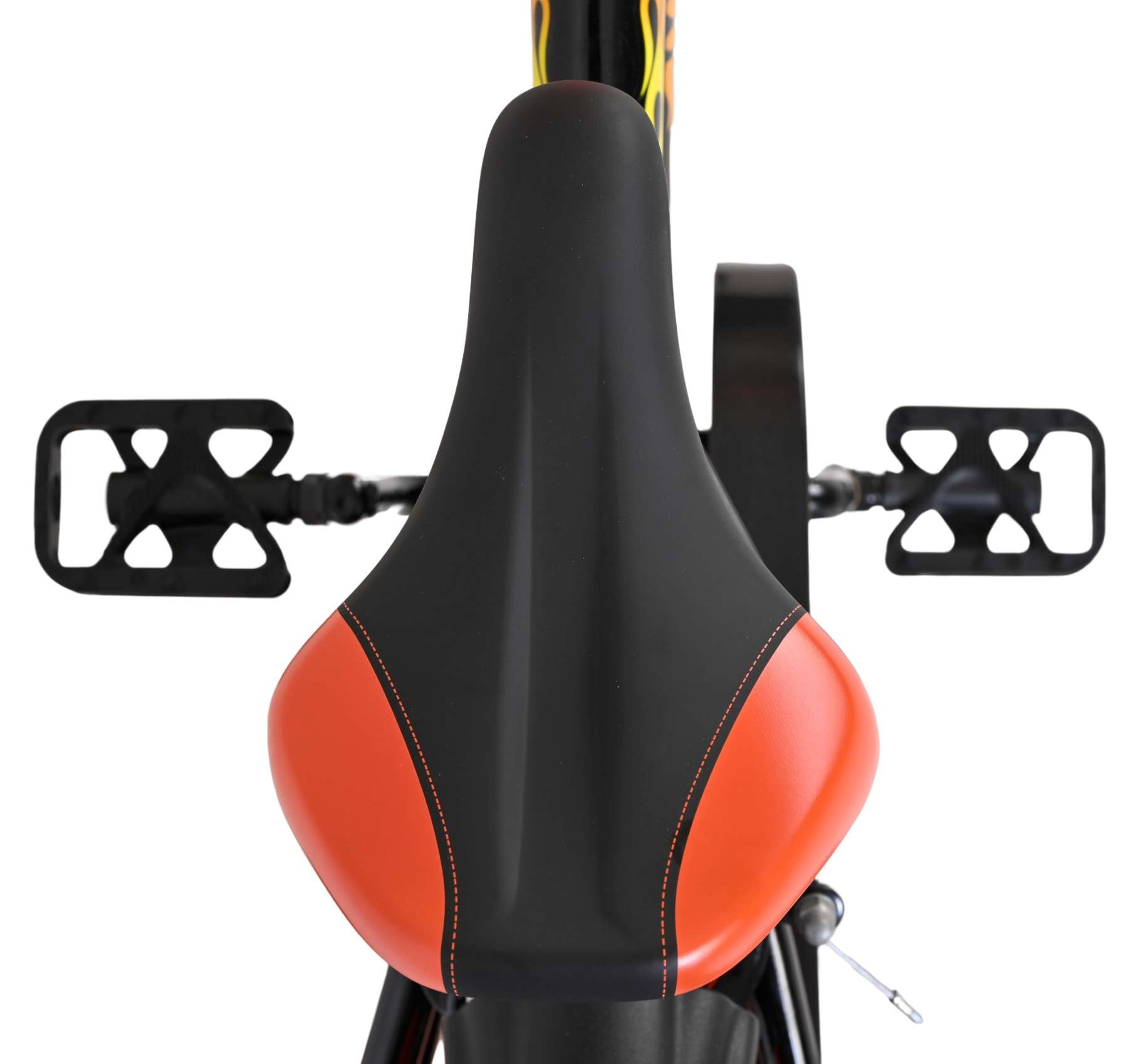 Fahrradsattel mit orangen Seiten und schwarzen Pedalen.