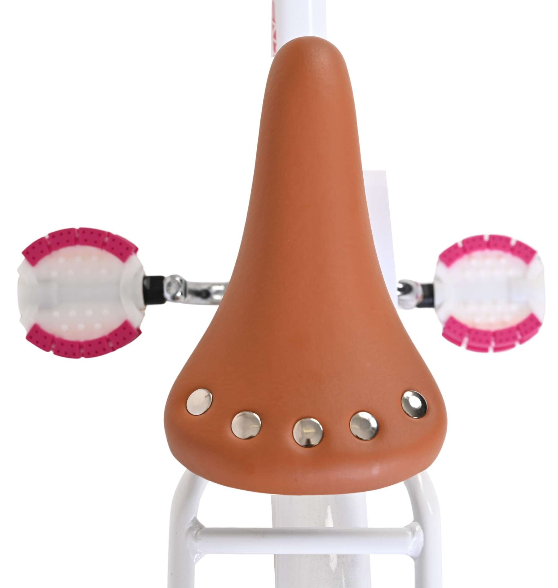 Ein Fahrradsattel aus braunem Leder mit Nieten und Pedalen mit pinken Akzenten.