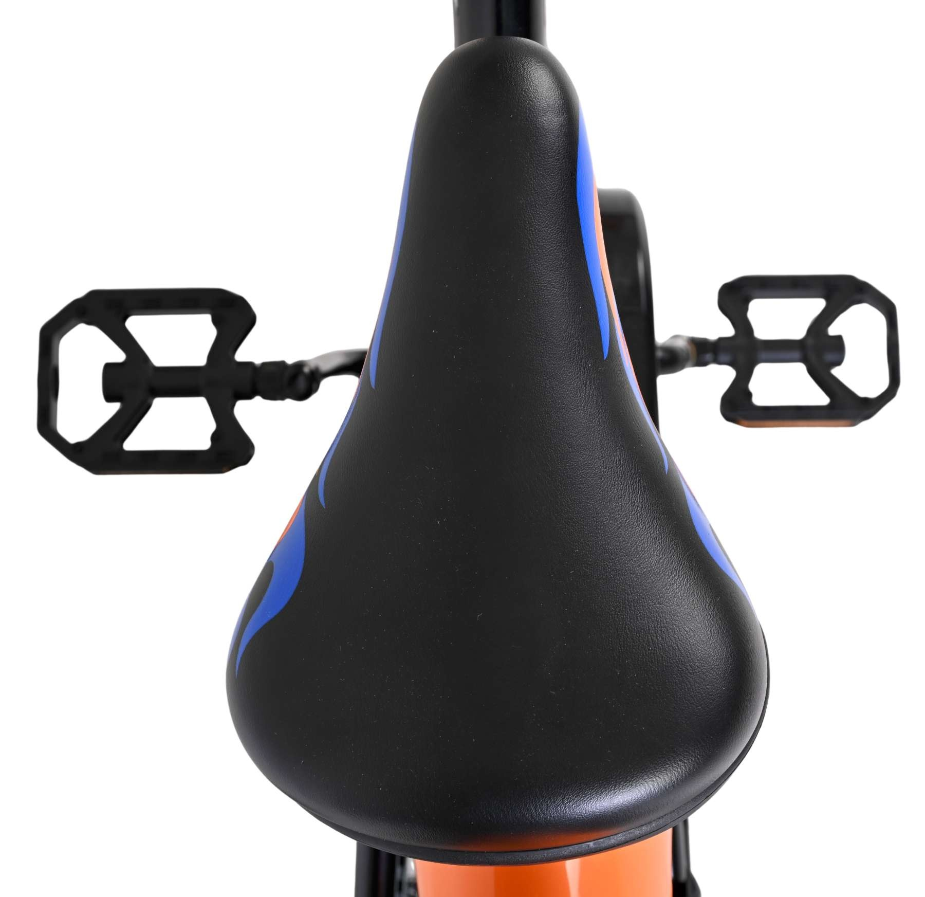 Schwarzer Fahrradsattel mit blauen und orangen Flammenmustern, Nahaufnahme.