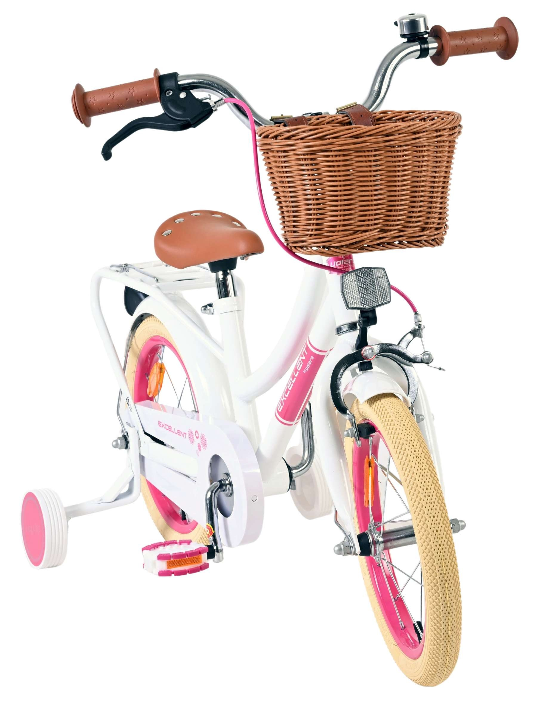 Ein weißes Kinderfahrrad mit braunem Korb, braunem Sattel und Stützrädern.