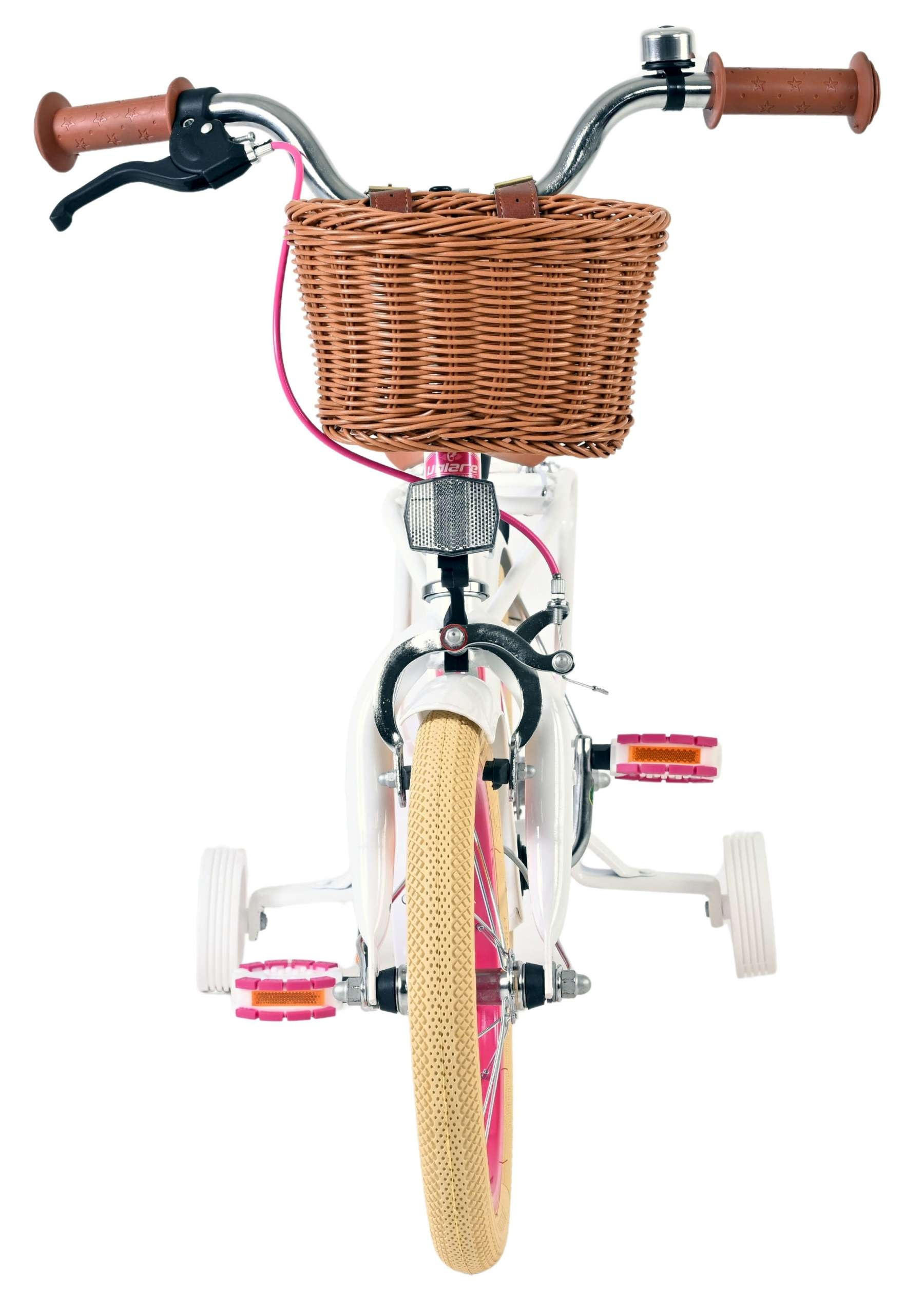 Ein weißes Kinderfahrrad mit braunem Korb, rosa Akzenten und Stützrädern.