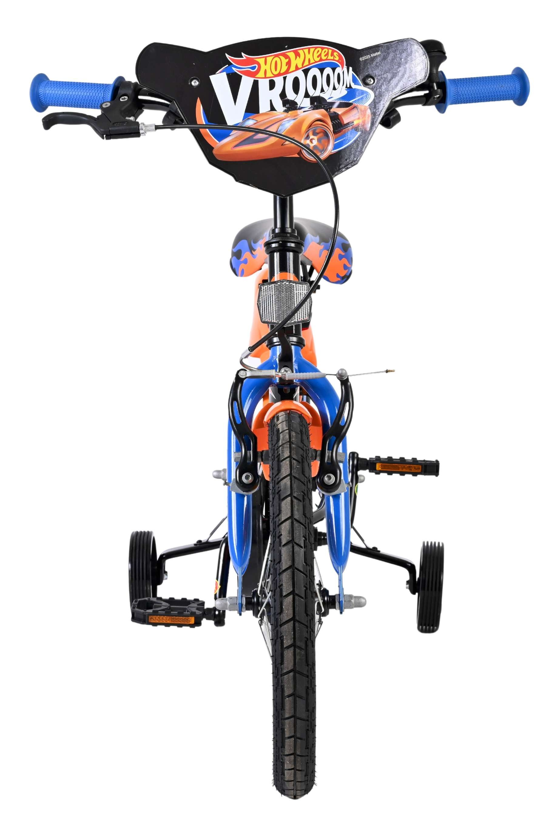 Ein Kinderfahrrad in Orange und Blau mit Hot Wheels-Aufkleber und Stützrädern.