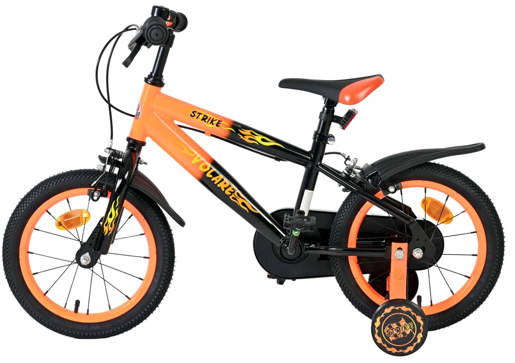 Orangefarbenes und schwarzes Kinderfahrrad mit Flammenaufklebern, Stützrädern und weißem Hintergrund.