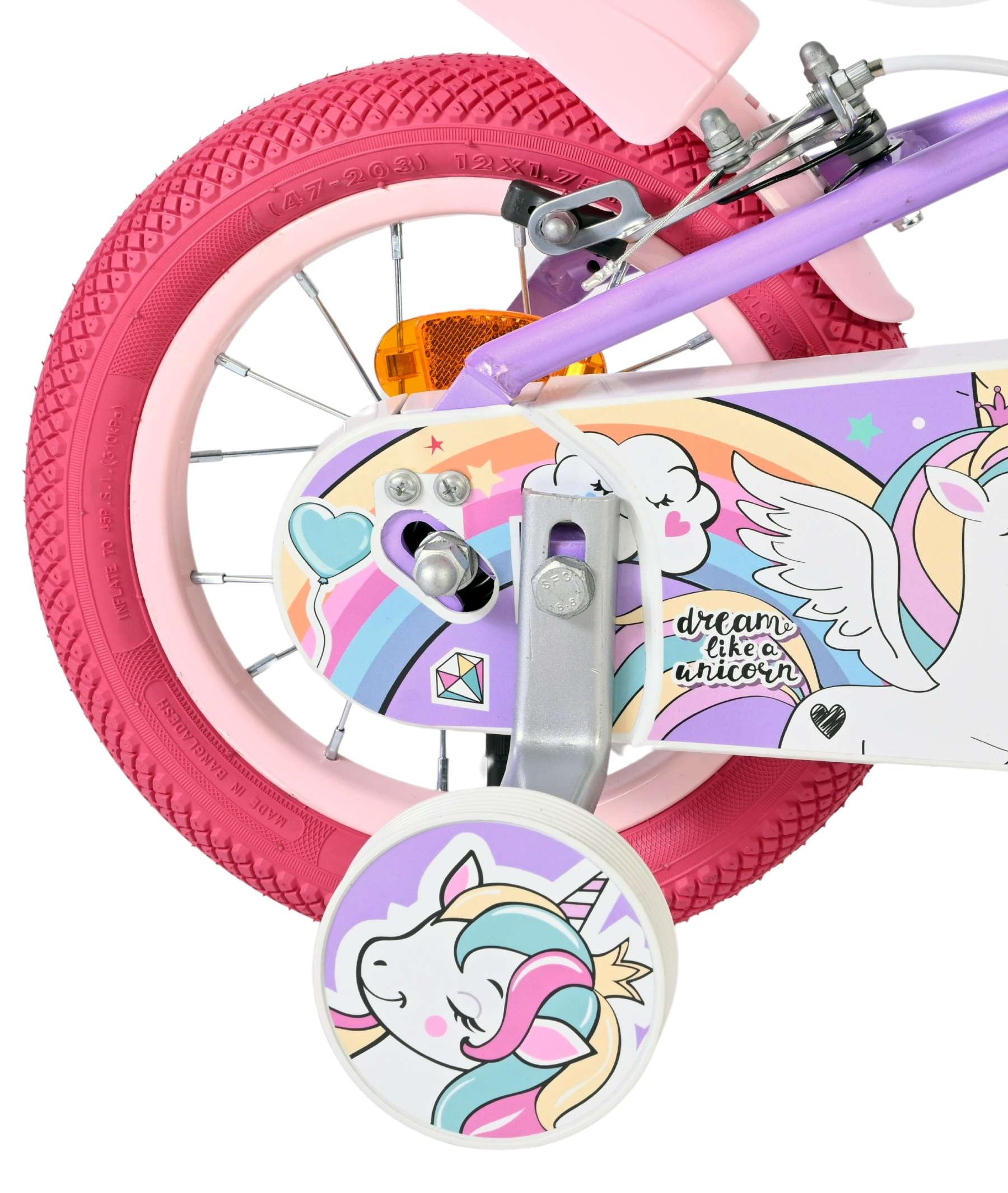 Ein Fahrrad mit pinkem Reifen, Stützrädern und Einhorn-Aufklebern.
