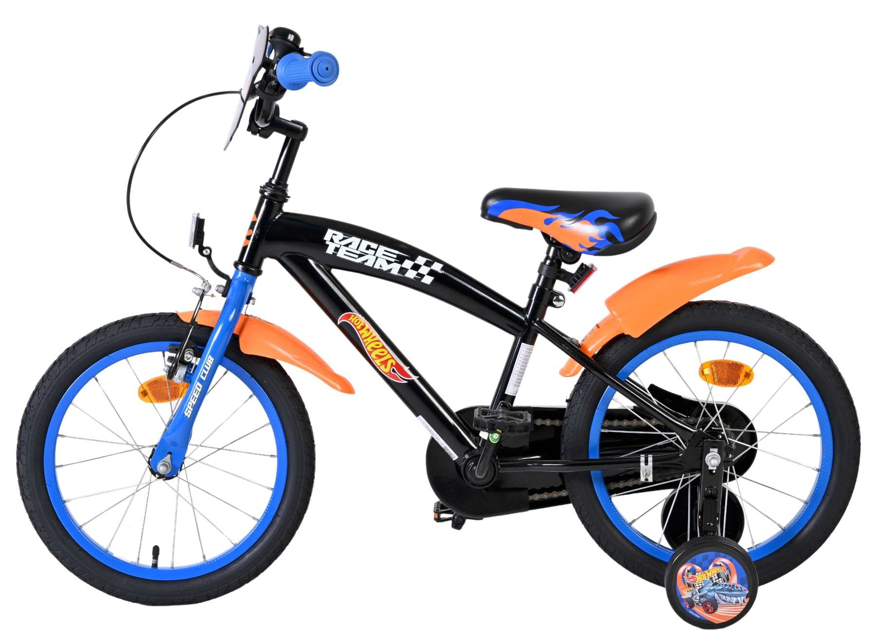 Ein schwarzes Kinderfahrrad mit blauen Felgen, orangen Schutzblechen und Flammen-Detail auf dem Sitz.