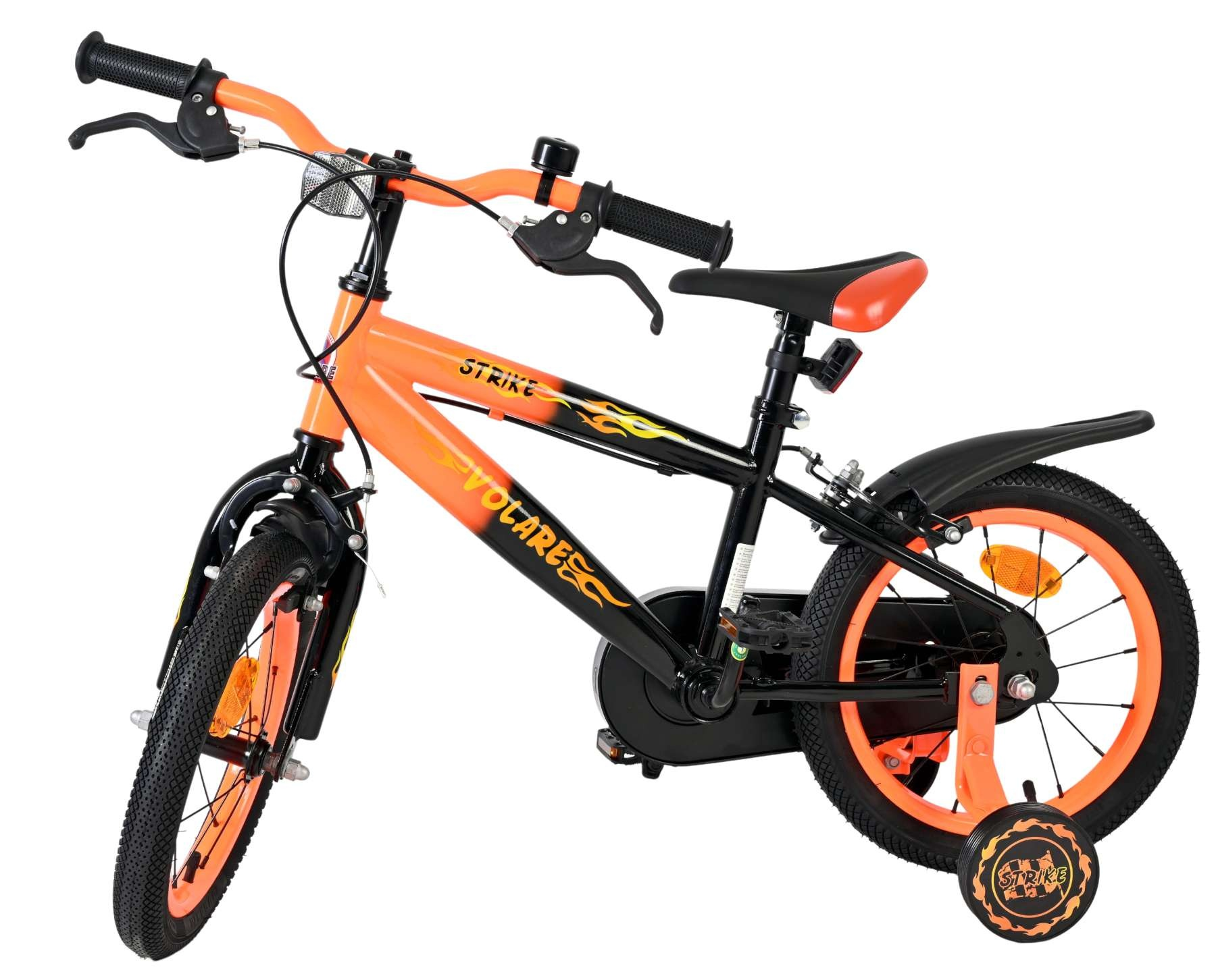 Ein orange-schwarzes Kinderfahrrad mit Flammen-Aufklebern und Stützrädern.