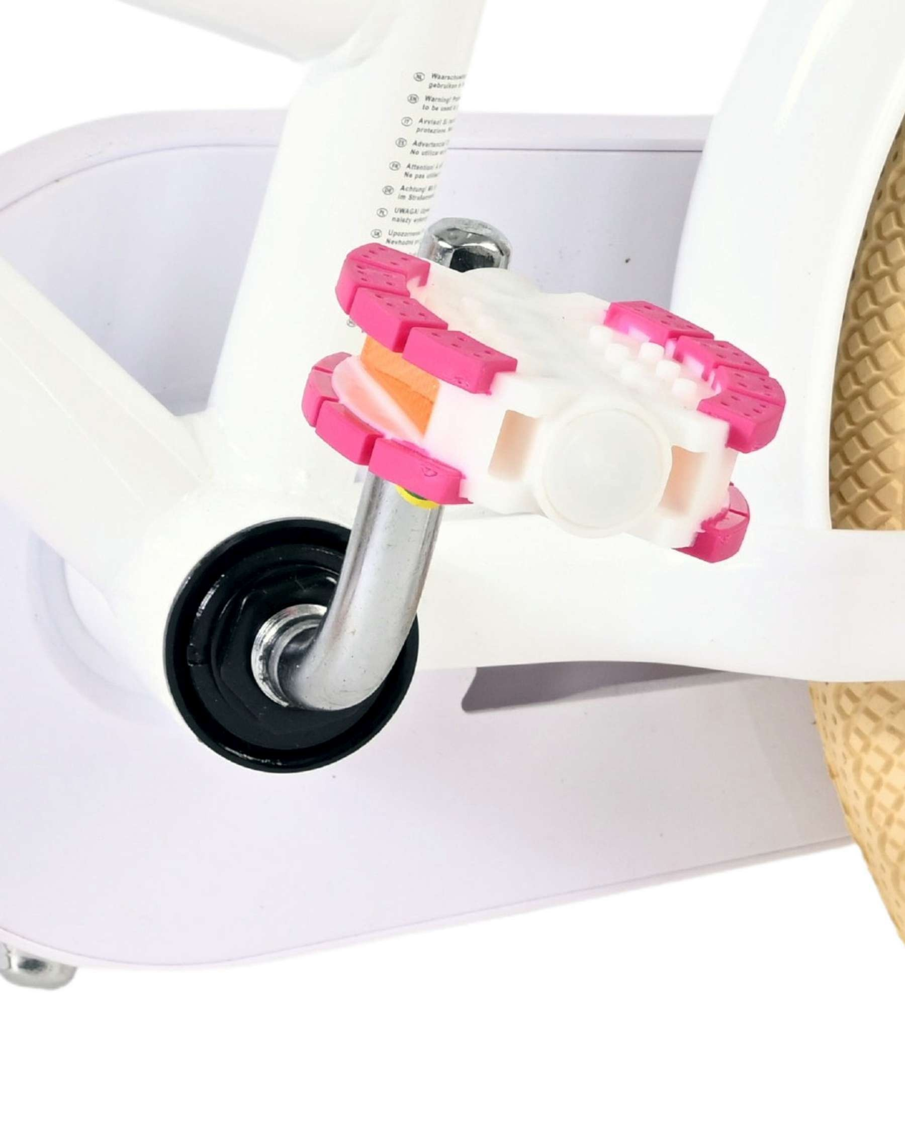 Nahaufnahme eines weißen Fahrradpedals mit rosa und orangen Akzenten.