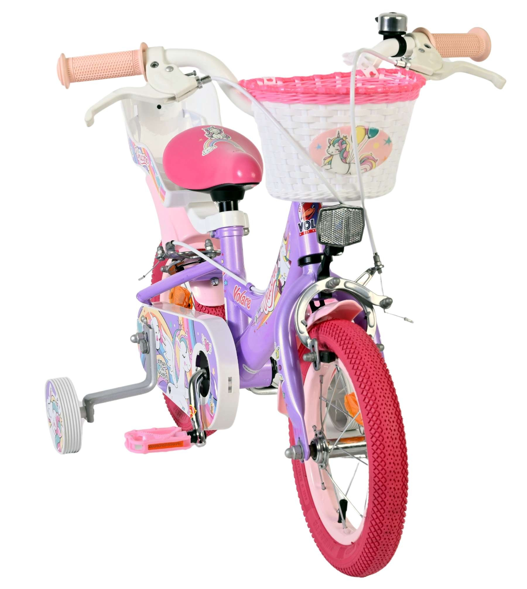 Ein lila Kinderfahrrad mit Stützrädern, einem rosa Korb und Einhorn-Motiven.