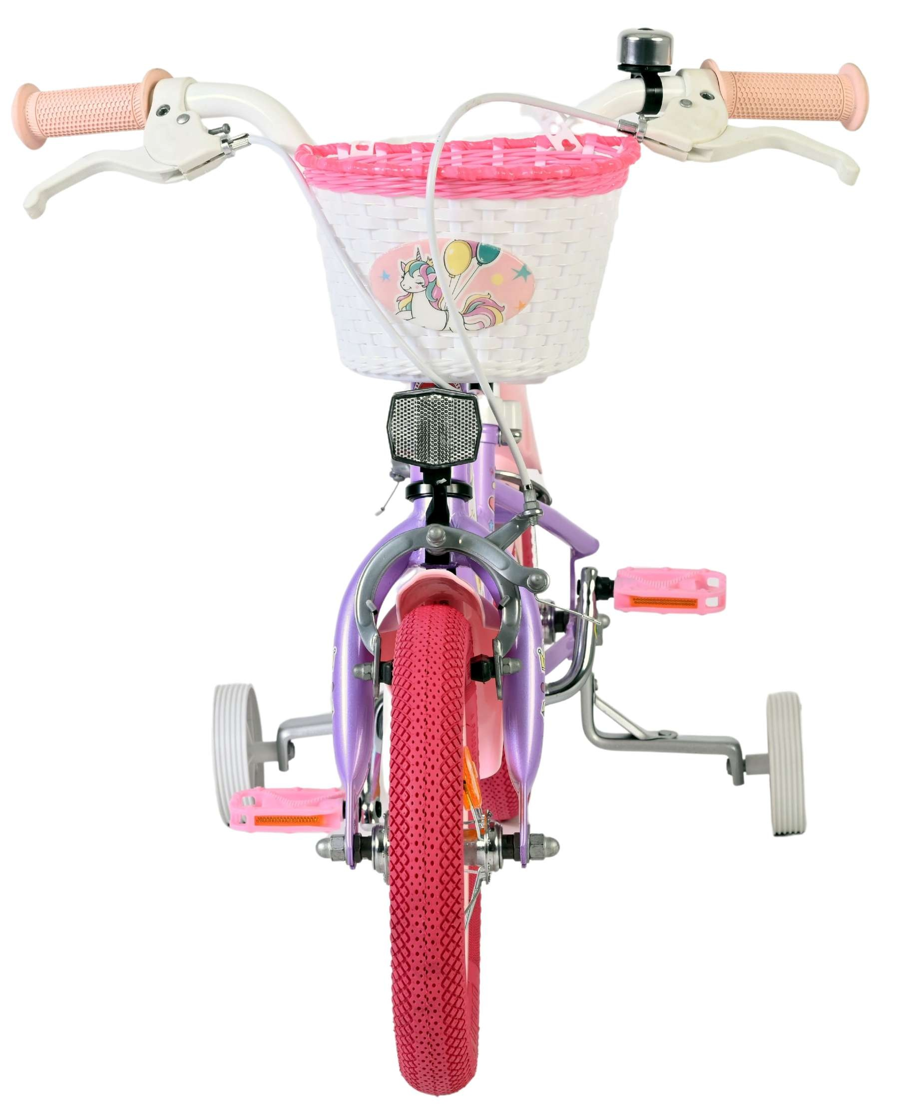 Lila Kinderfahrrad mit pinkem Korb, Einhorn-Aufkleber, pinkem Reifen und Stützrädern.