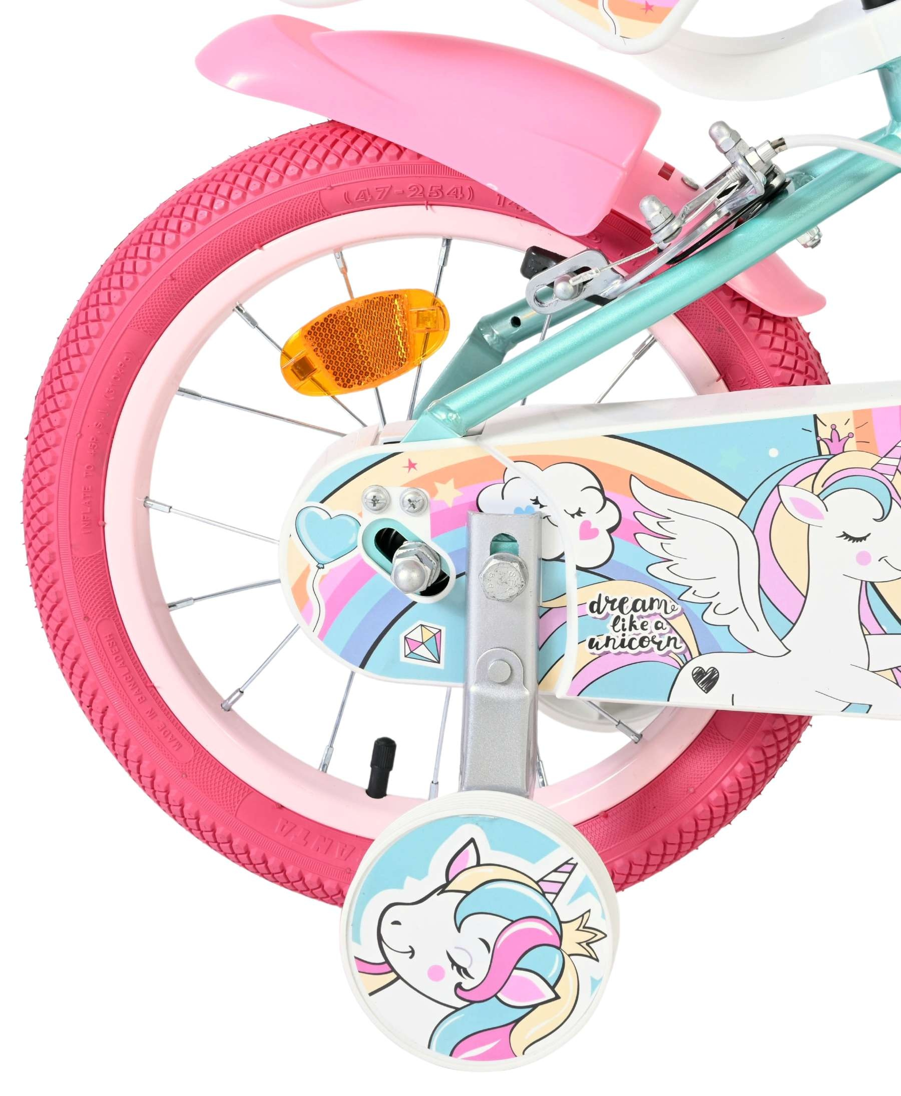 Ein rosa Fahrrad mit Einhorn-Aufklebern, Stützrädern und einem pinken Schutzblech.