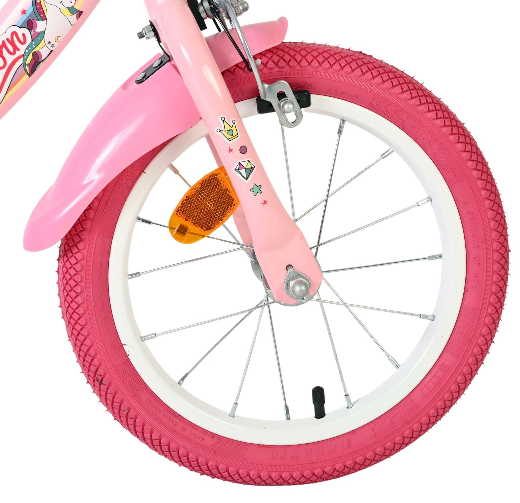 Ein rosa Fahrradvorderreifen mit Speichen und einem Schutzblech.