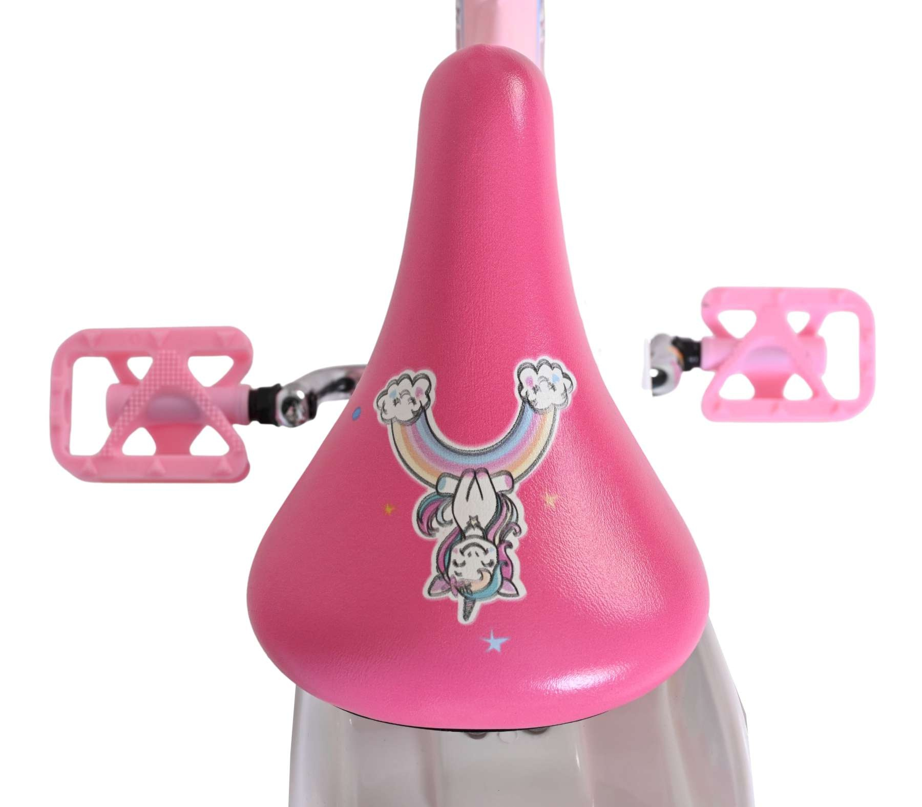 Ein rosa Fahrradsitz mit einem Einhorn und Regenbogen-Aufkleber, rosa Pedale.