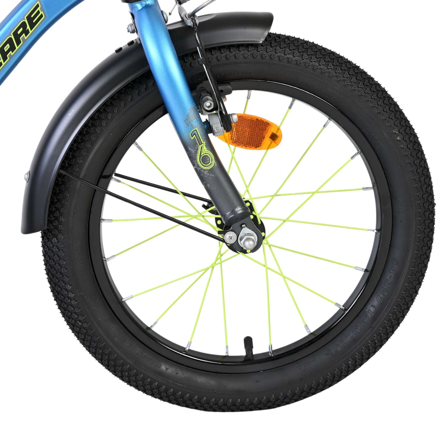 Nahaufnahme des Vorderrads eines blauen Kinderfahrrads mit schwarzem Schutzblech.