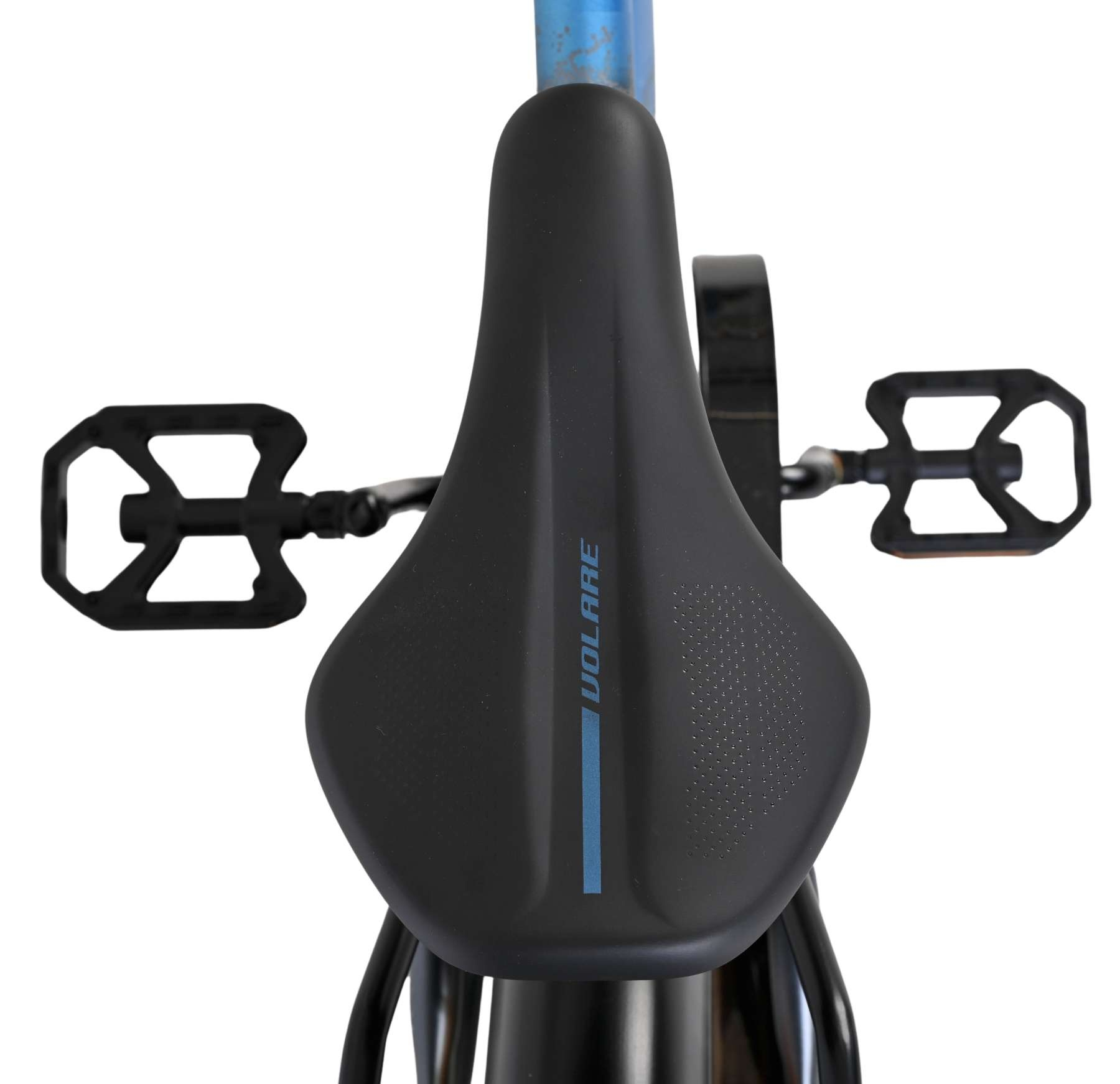 Schwarzer Fahrradsattel mit blauer Schrift und schwarzen Pedalen.