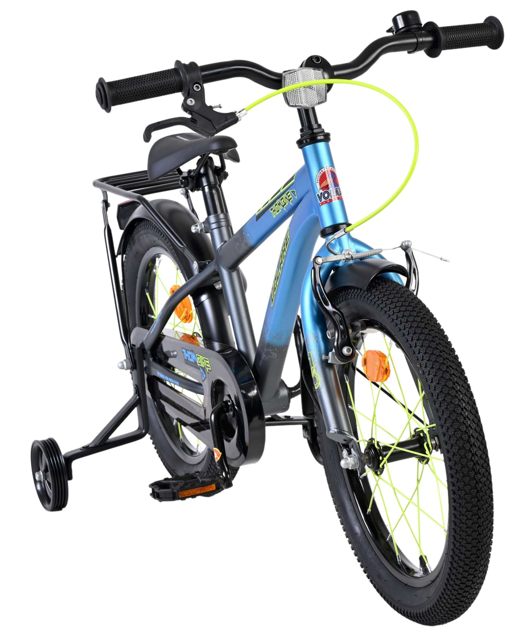 Ein blaues Kinderfahrrad mit Stützrädern, schwarzem Lenker, Sattel und Gepäckträger.