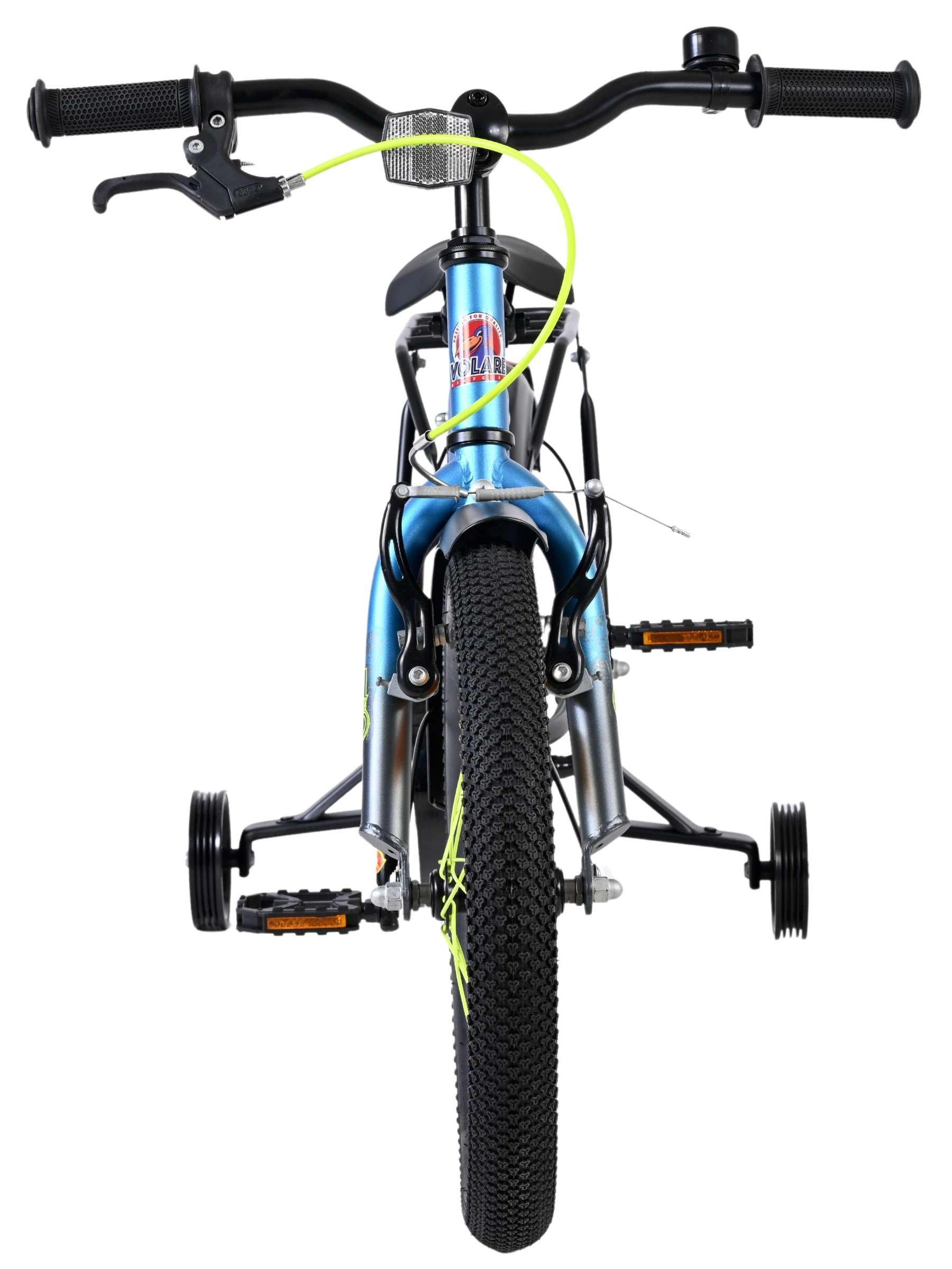 Blaues Kinderfahrrad mit Stützrädern, Schutzblech und Reflektor.