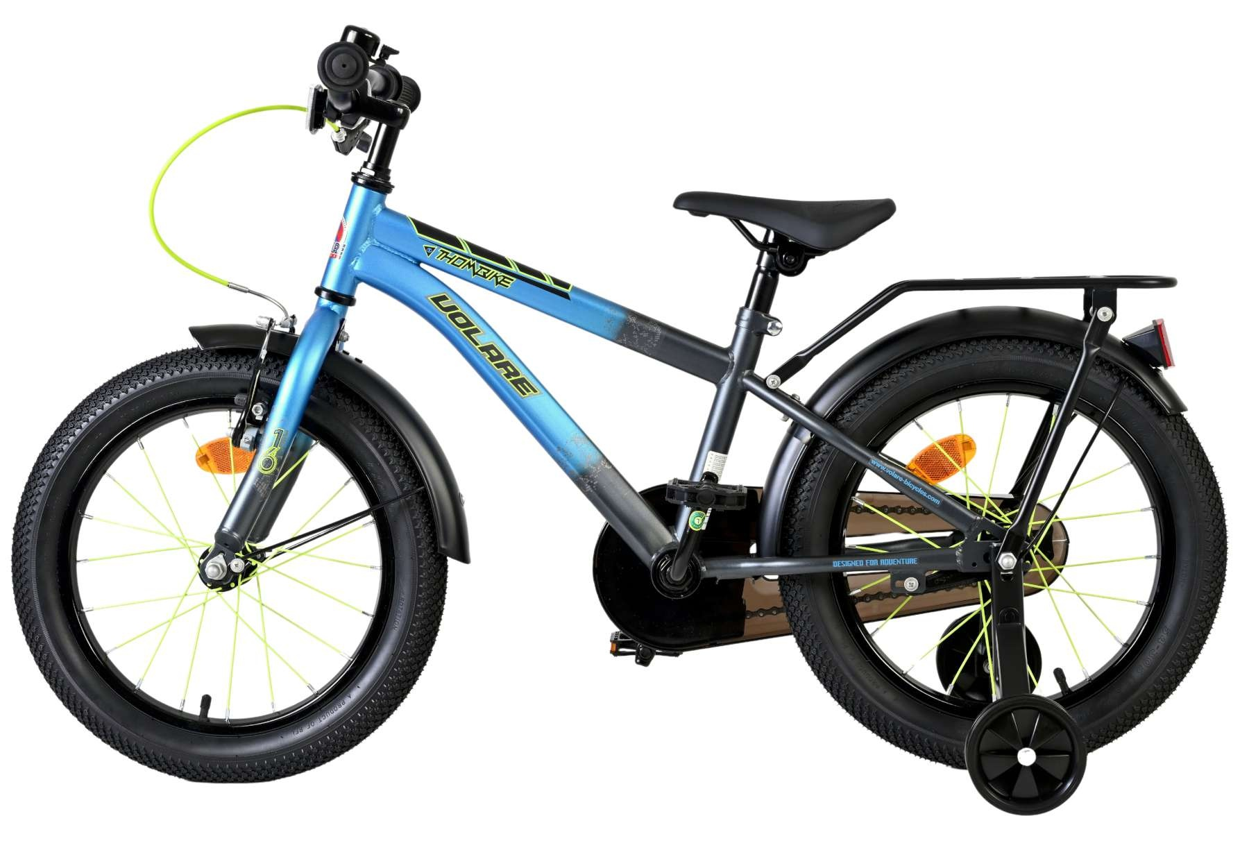 Ein blaues Kinderfahrrad mit Stützrädern und einem Gepäckträger.
