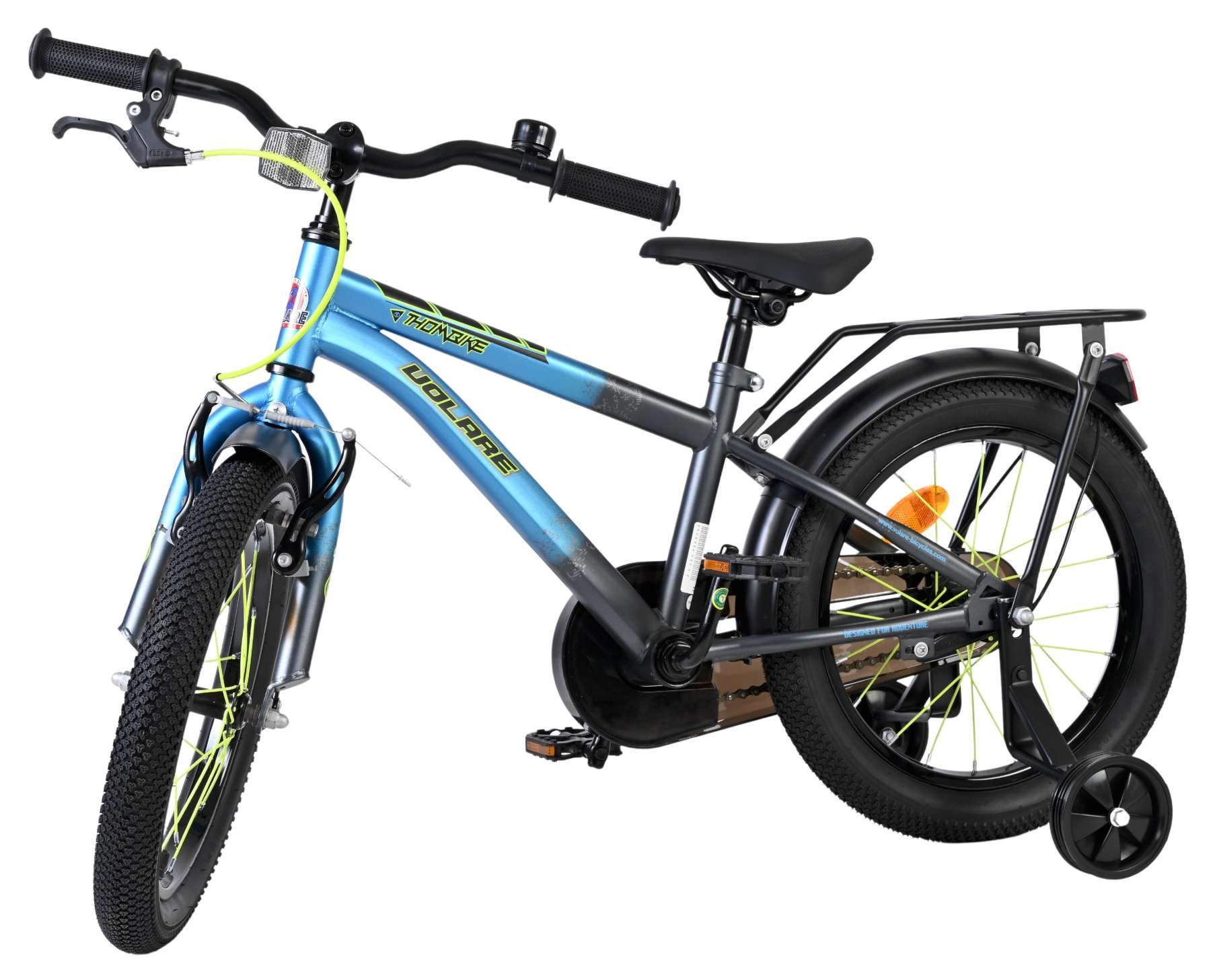 Blaues Kinderfahrrad mit Stützrädern, schwarzem Gepäckträger und Reflektoren.