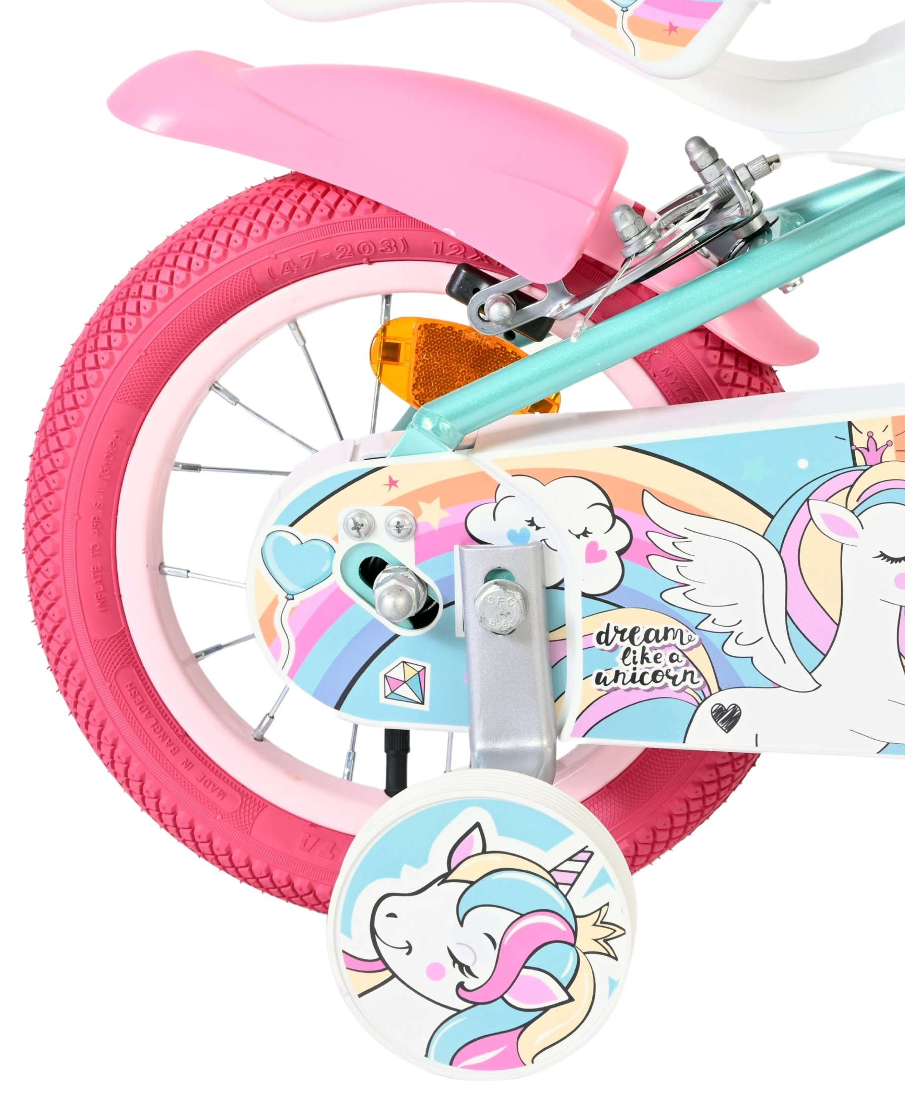 Ein rosafarbenes Fahrrad mit Einhorn-Motiv und Stützrädern.