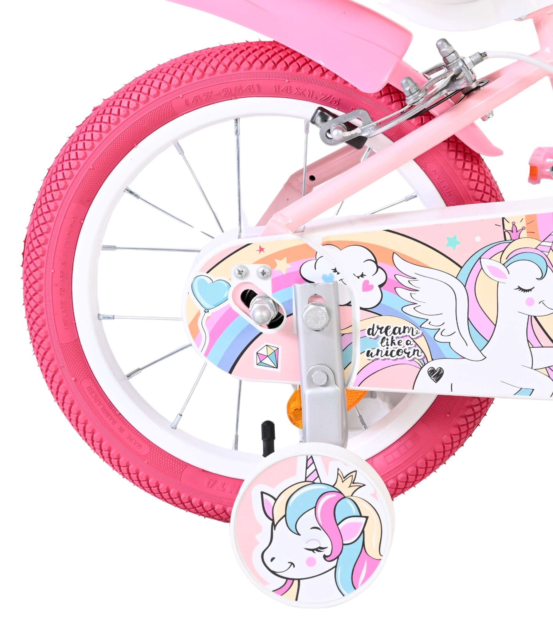 Ein rosafarbenes Kinderfahrrad mit Einhorn-Motiv und Stützrädern.