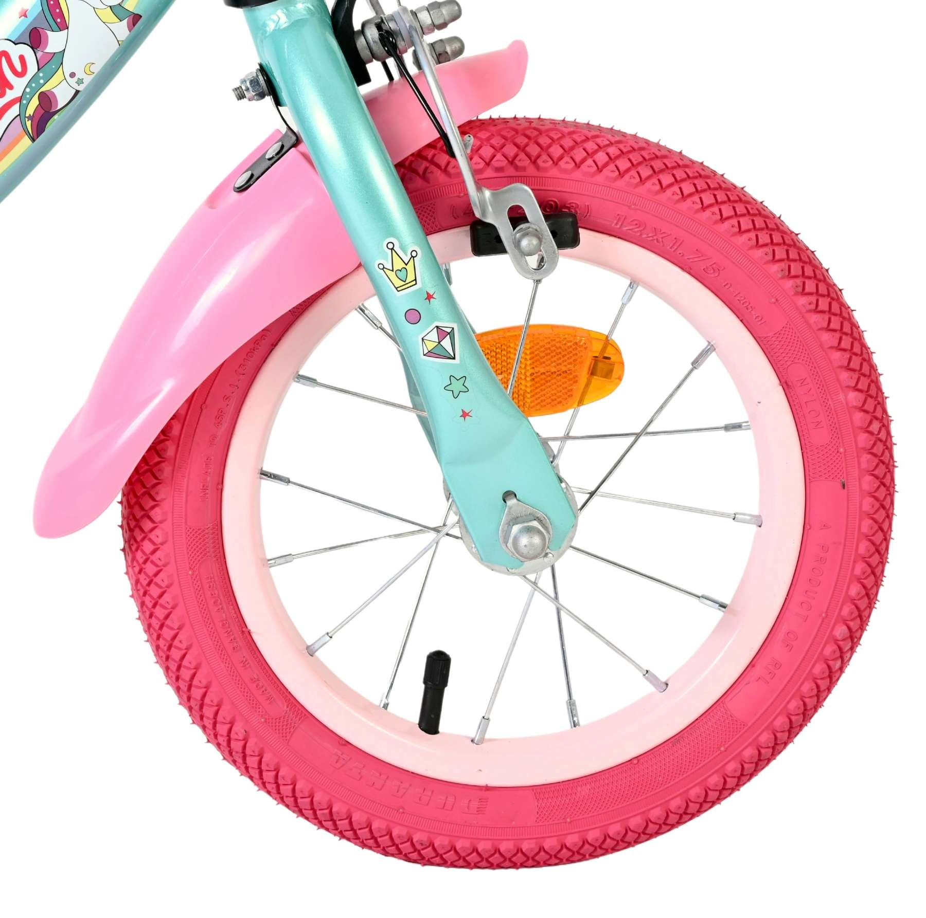 Ein türkisfarbenes Fahrrad mit rosa Schutzblech, pinkem Reifen und Aufklebern.