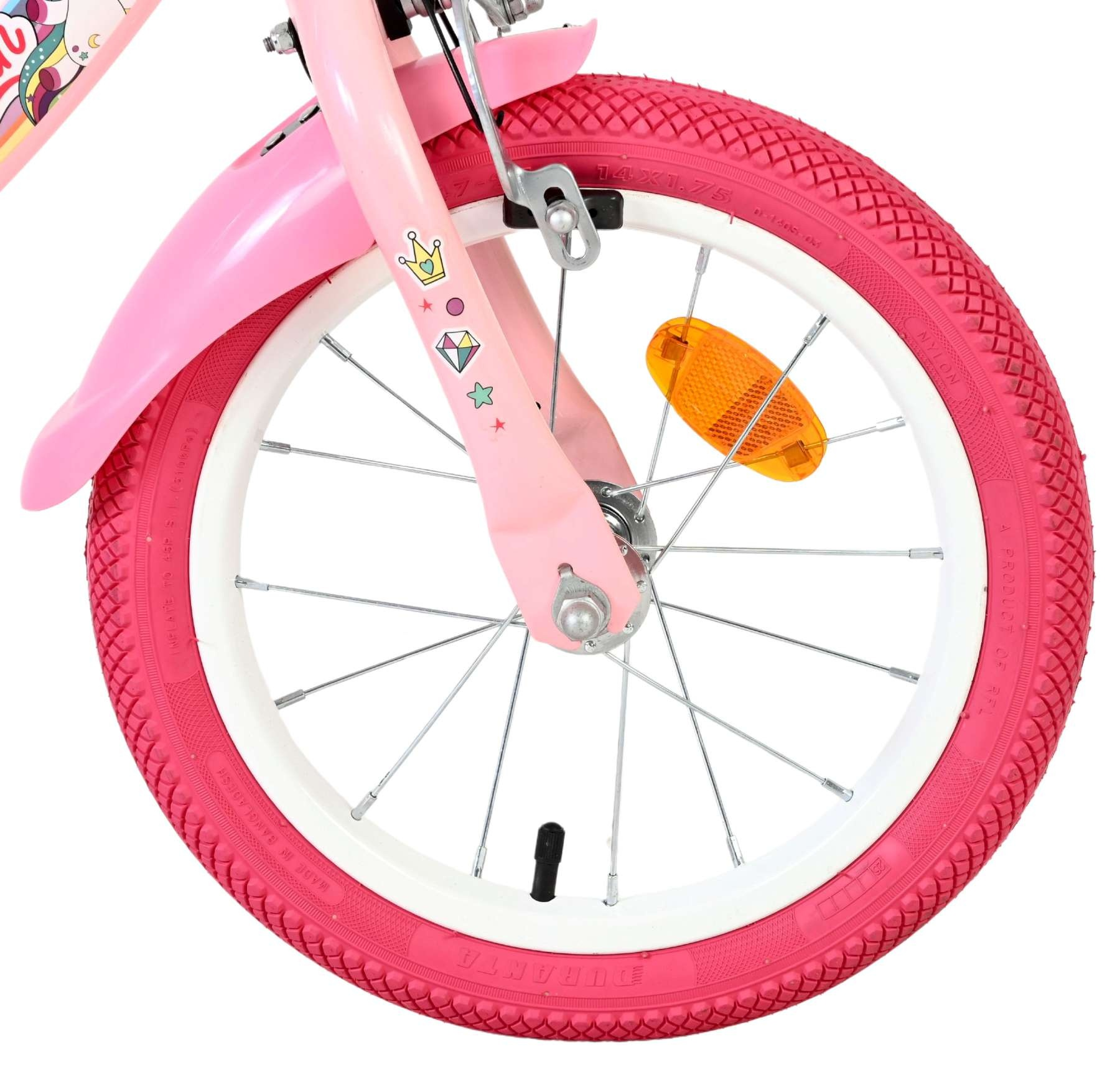 Vorderreifen eines rosa Kinderfahrrads mit Sternaufklebern und Felgenreflektor.