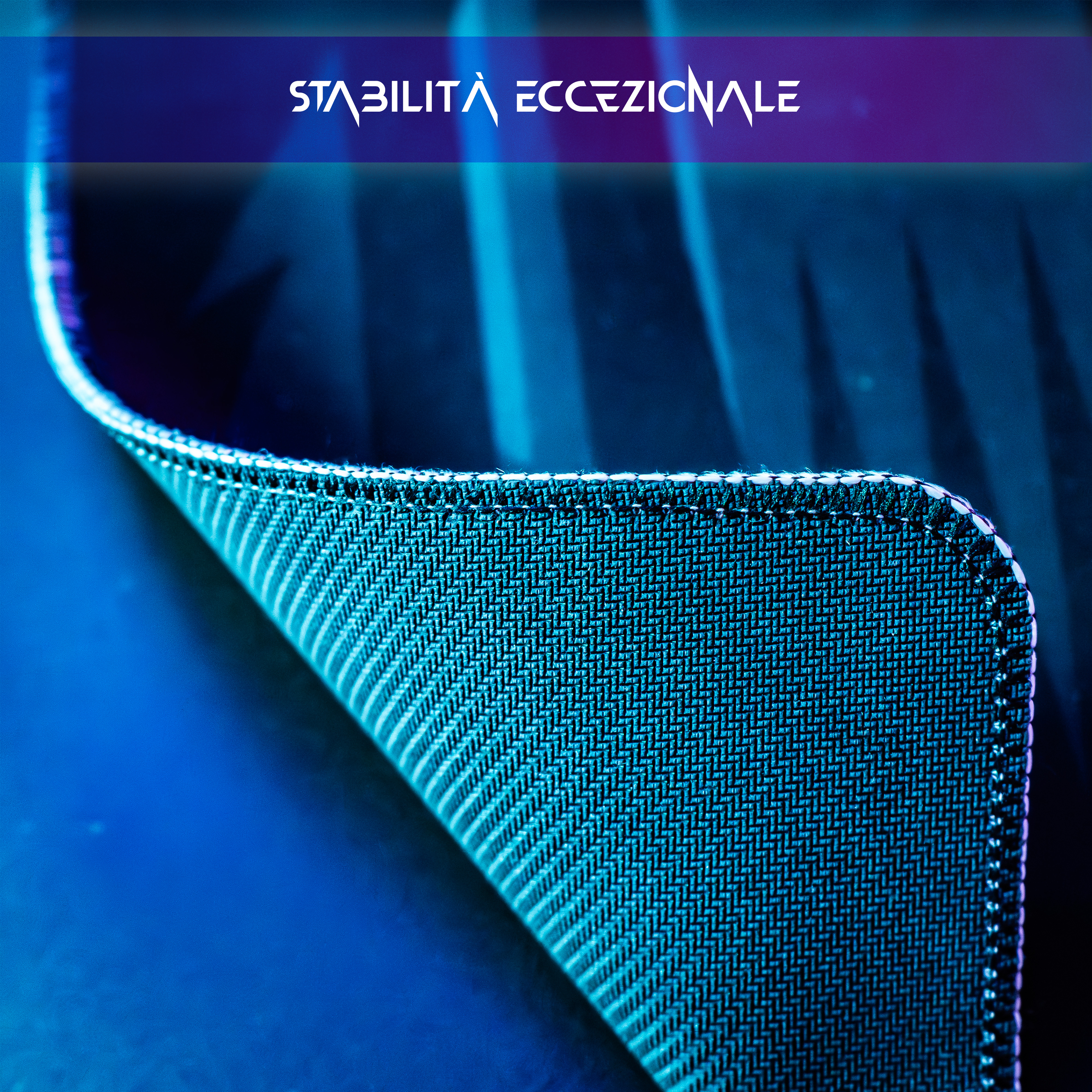 Primo piano del bordo di un tessuto blu con motivo intrecciato.