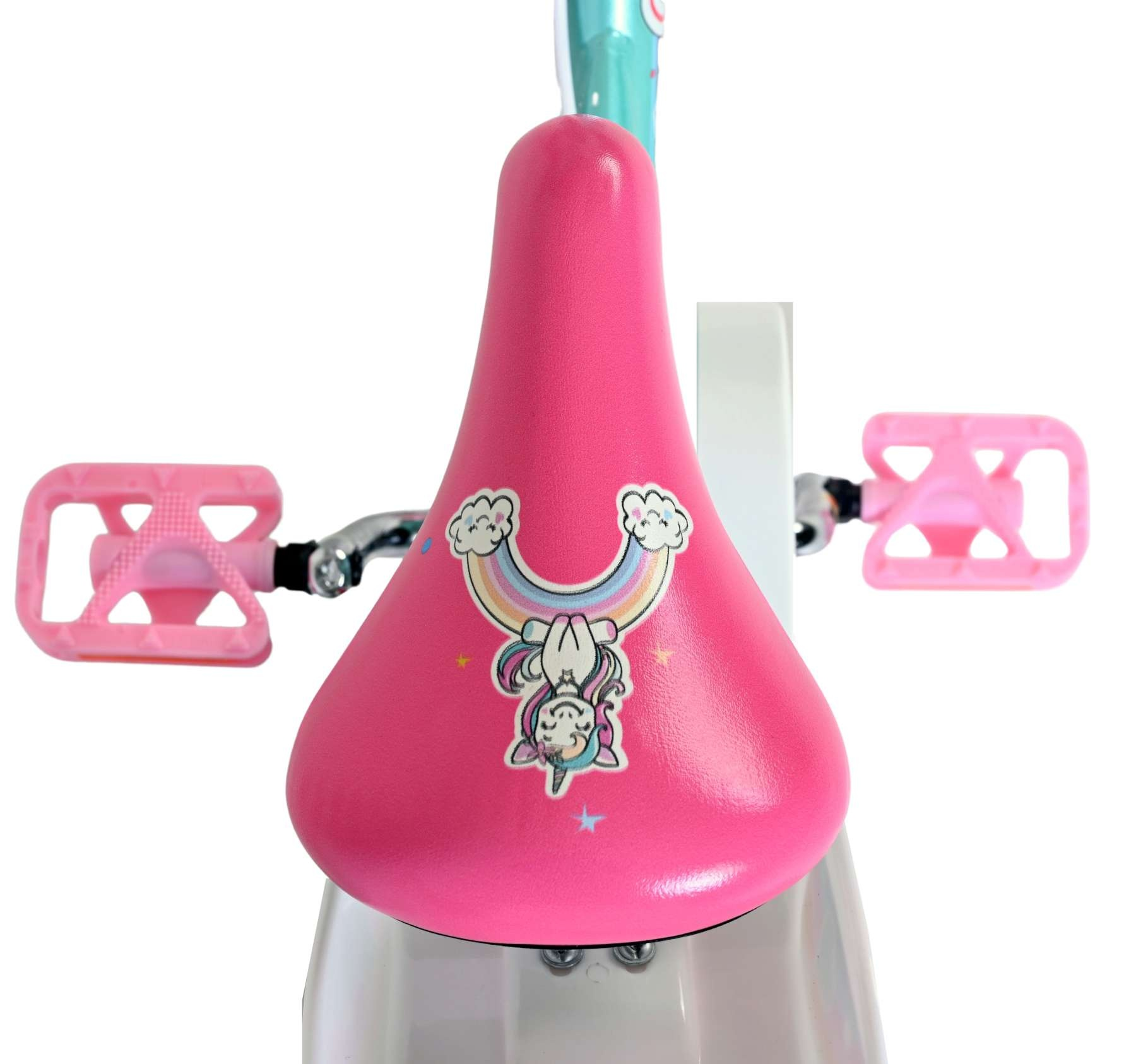 Rosa Fahrradsitz mit Einhorn- und Regenbogenaufkleber. Rosa Pedale.
