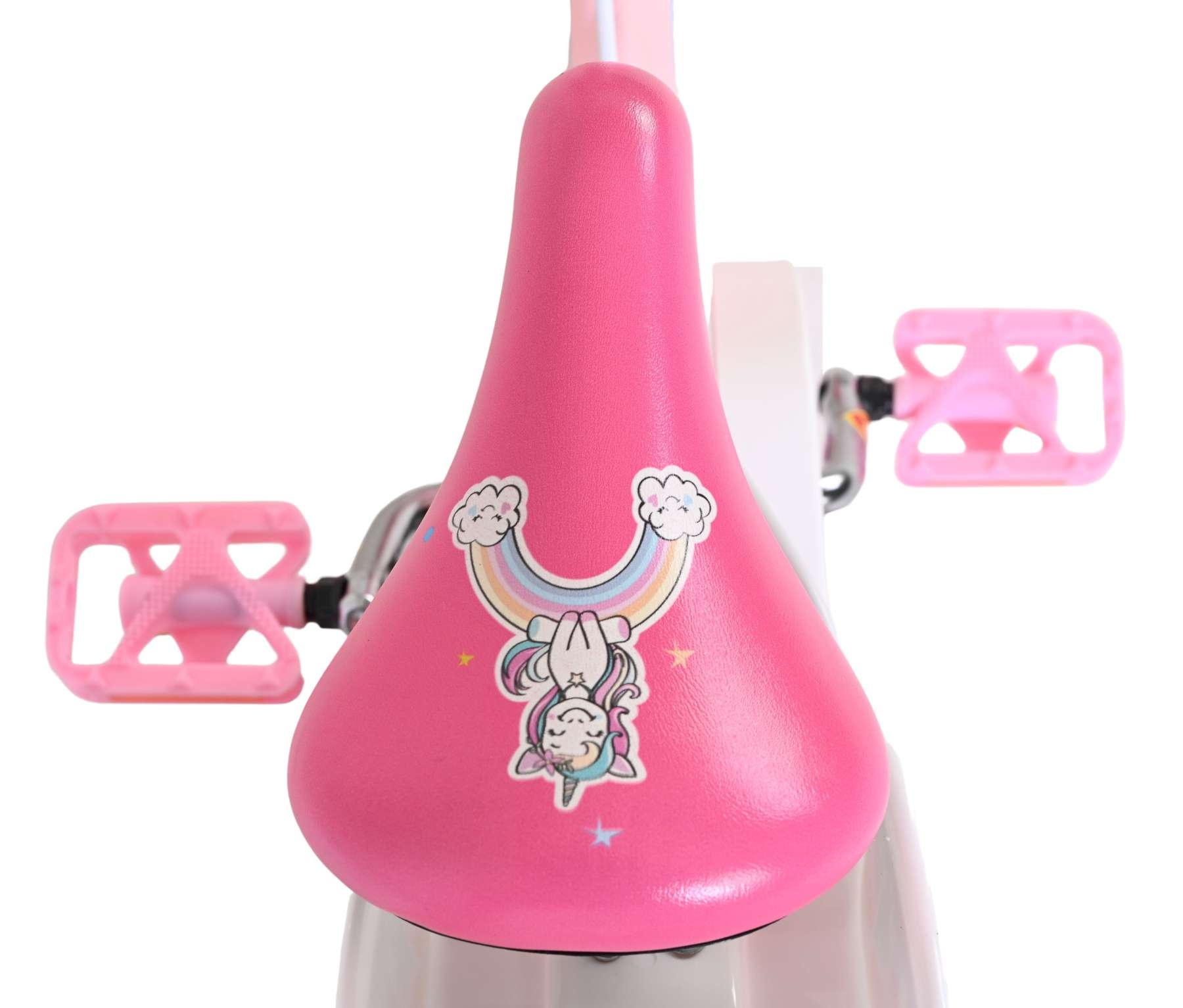 Ein rosa Fahrradsattel mit einem Einhorn und Regenbogen-Aufkleber. Zwei pinke Pedale sind sichtbar.