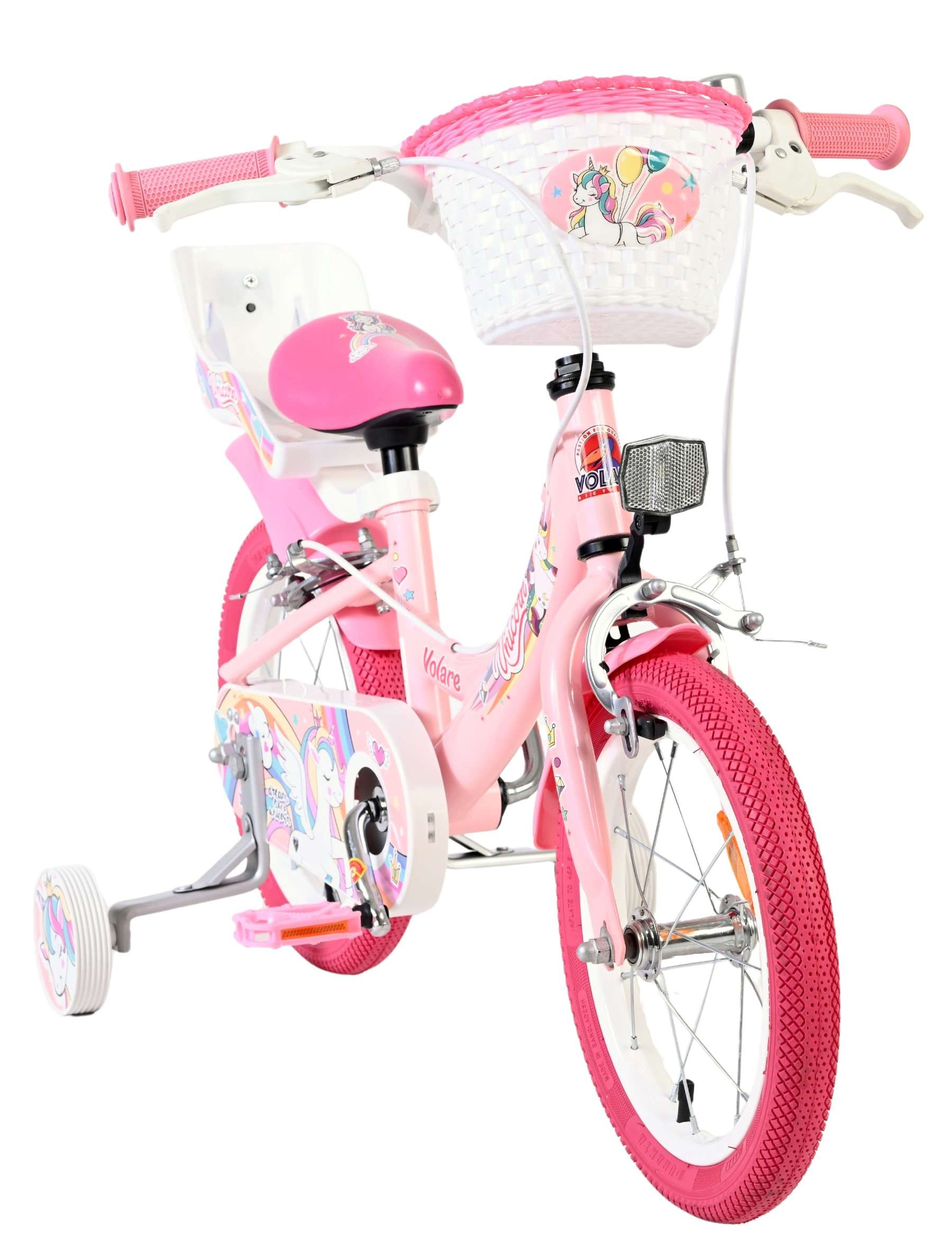 Ein rosafarbenes Kinderfahrrad mit Stützrädern, einem Korb und Einhorn-Motiven.