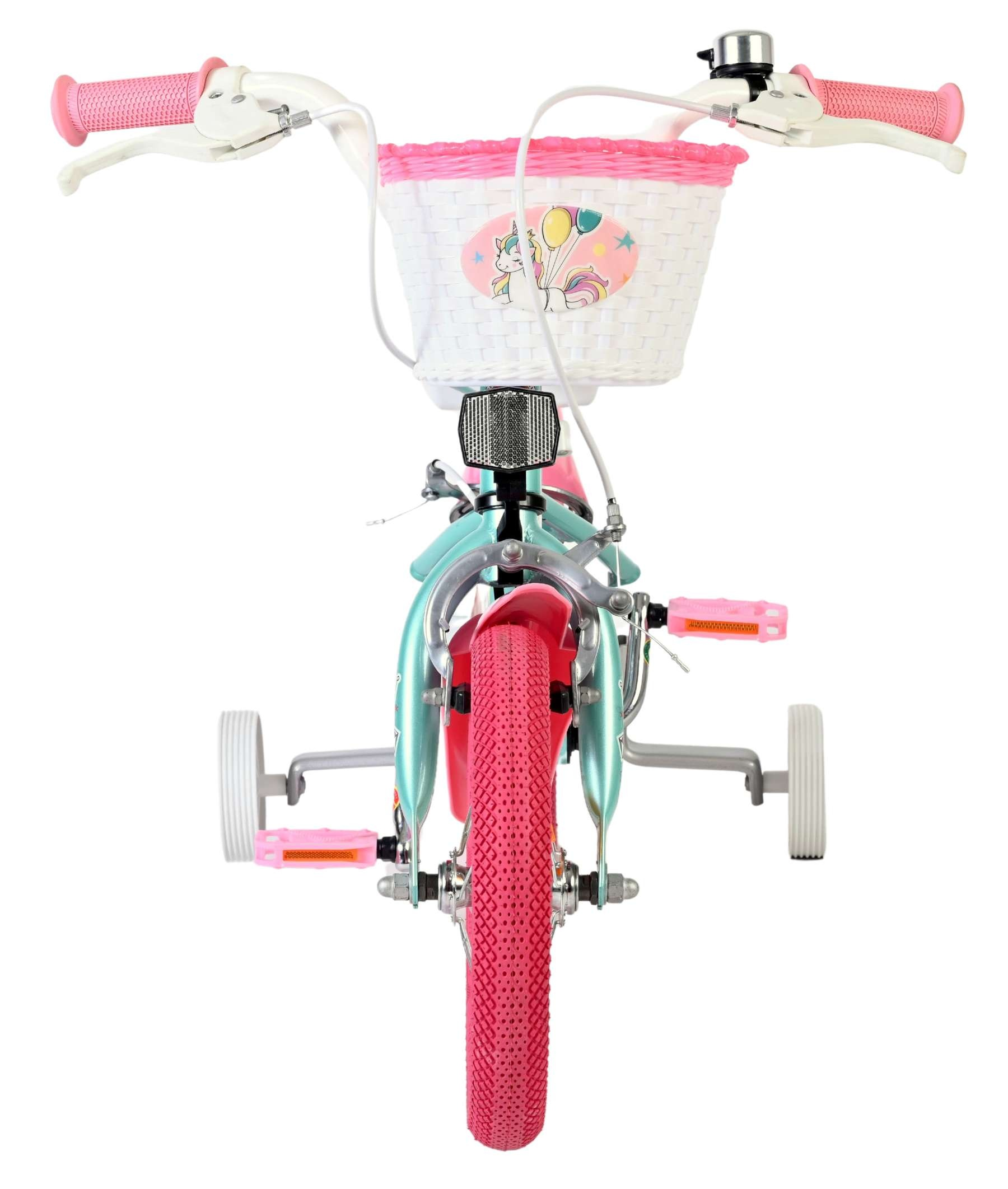 Ein türkisfarbenes Kinderfahrrad mit pinken Akzenten, Stützrädern und einem Weidenkorb.